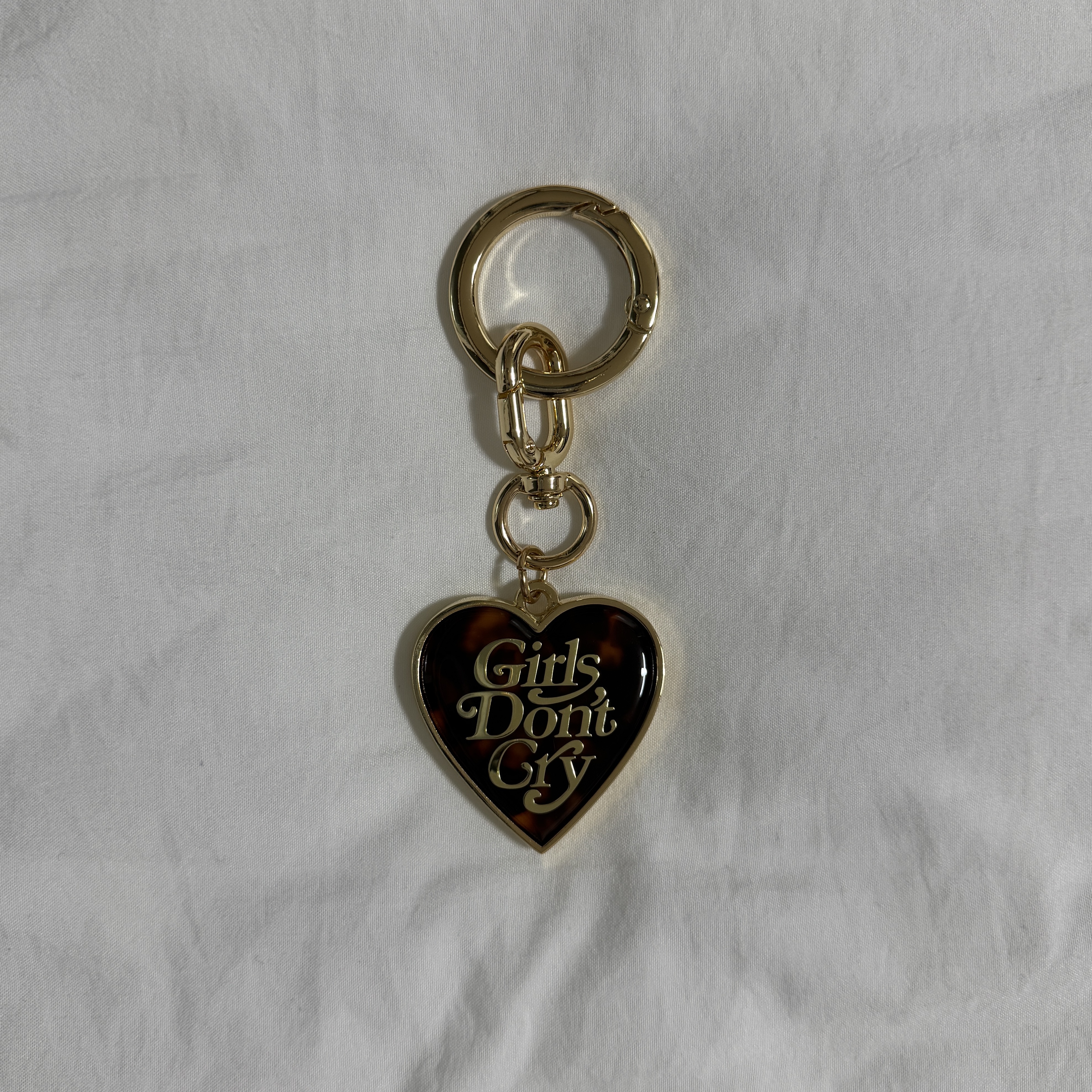 Verdy Girls Don't Cry Keychain Gold 착용 스타일 - 2