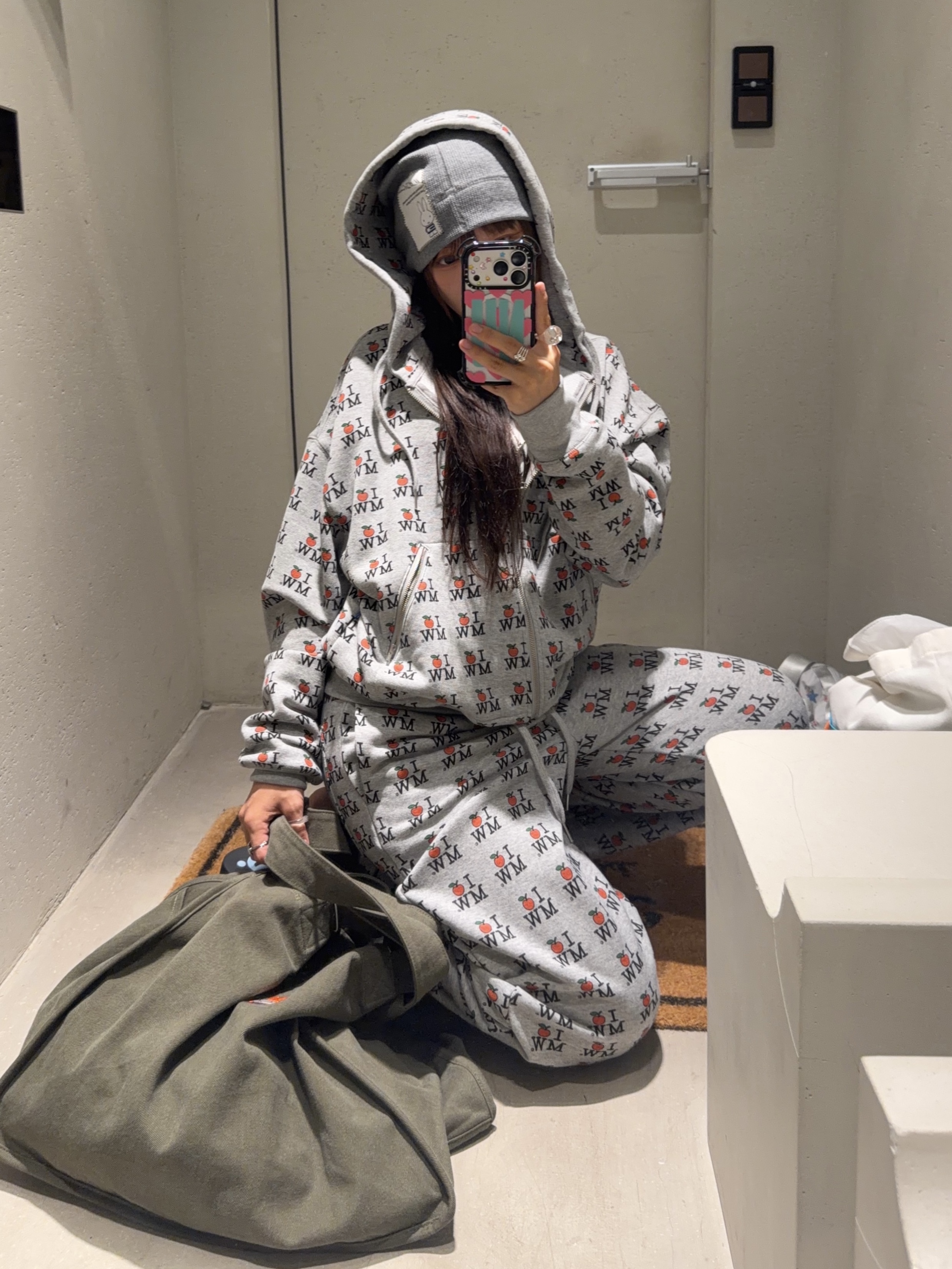 MILLO WOMEN x miffy I Apple MW Zip-Up Hoodie Melange Gray, MILLO WOMEN x miffy I Apple MW Mini Skirt Melange Gray 착용 스타일 - 2