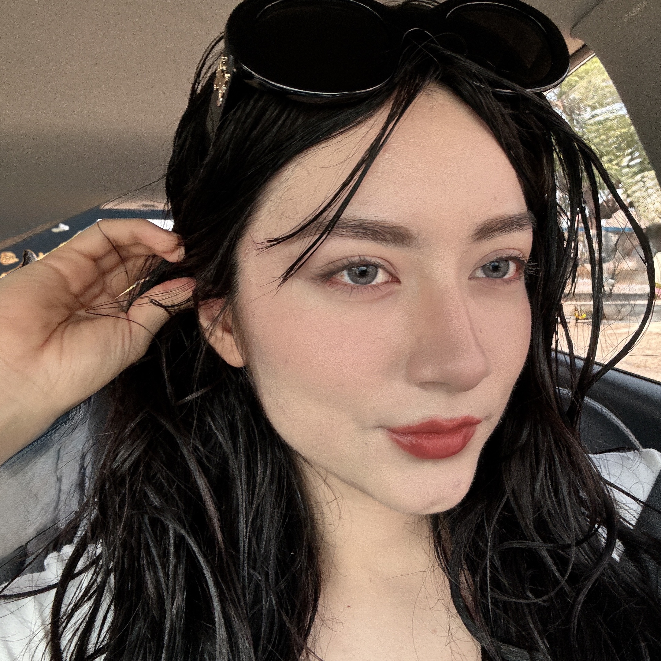 Dior Addict Lip Glow 025 Seoul Scarlet, (W) Celine Triomphe 01 Sunglasses in Acetate Black 착용 스타일 - 1