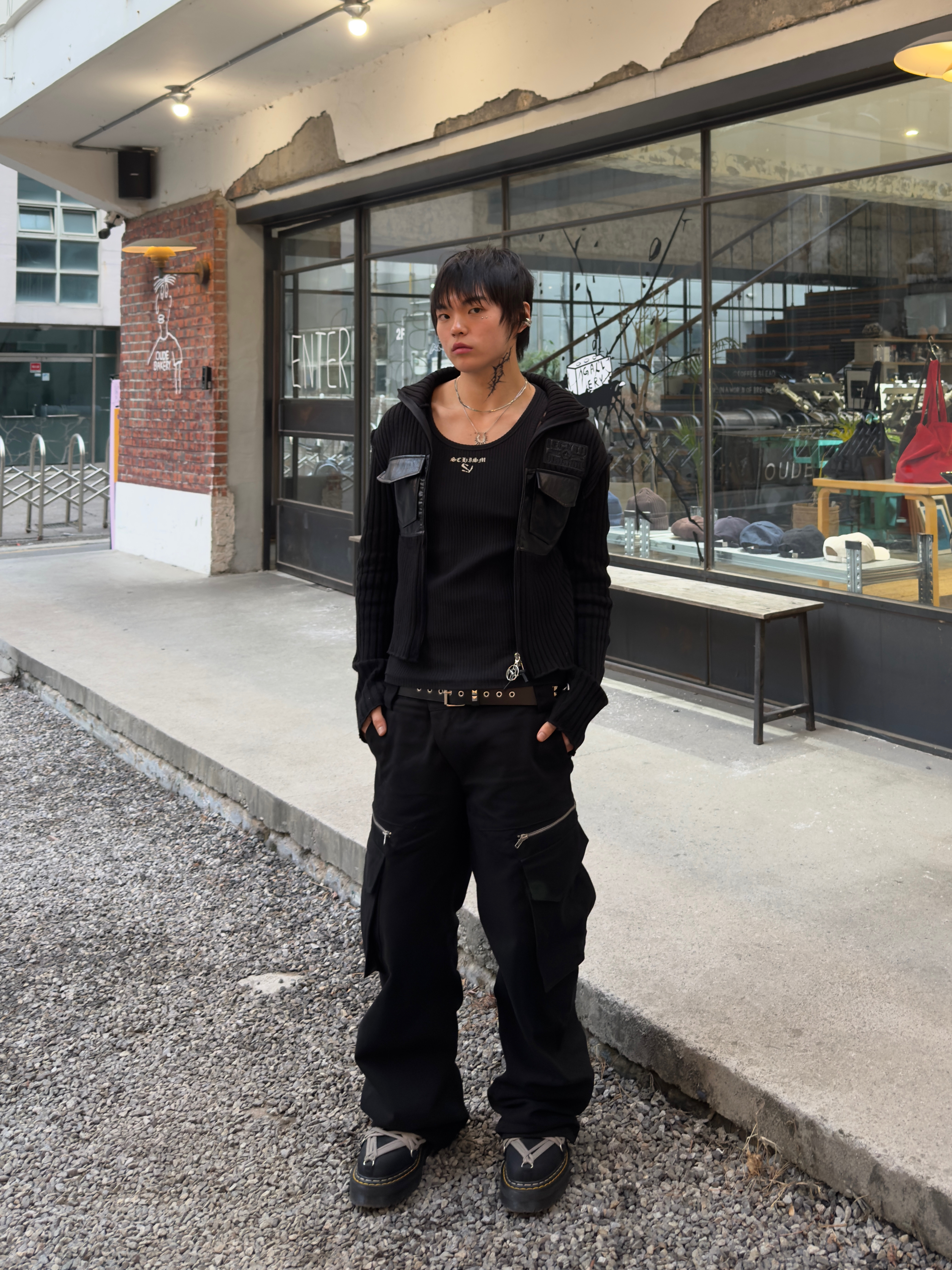 HAiiLO Dog Cargo Black Doggy, Dr. Martens x Rick Owens 1460 Quad Sole Mega Lace Boots Black 착용 스타일 - 1