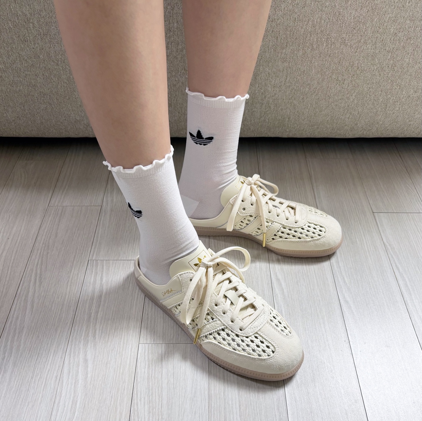 (W) Adidas Samba Mule Cream White Gold Metallic 착용 스타일 - 1