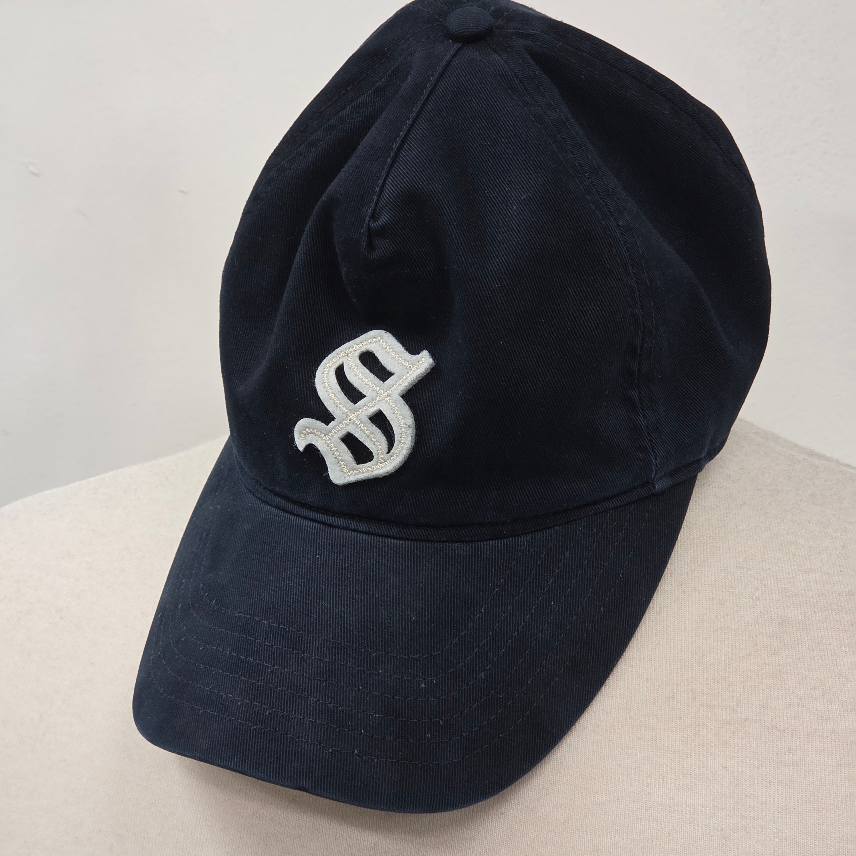 [예약 배송] Sunday Ceremony Old English Applique Logo Cap - Navy, Sunday Ceremony Old English Applique Logo Cap - Black 착용 스타일 - 5