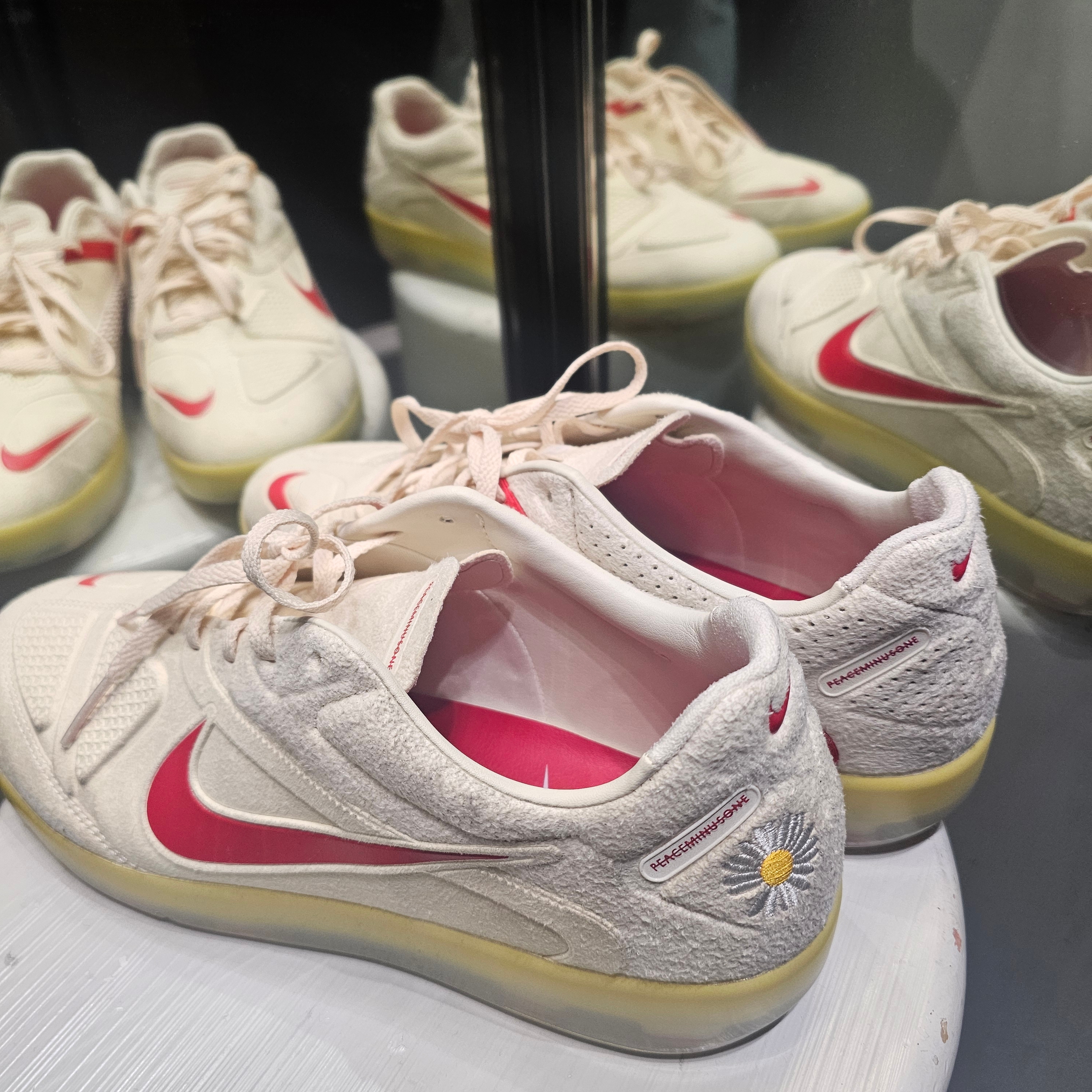 Nike x Peaceminusone Cryoshot CTR360 Natural and University Red 착용 스타일 - 1