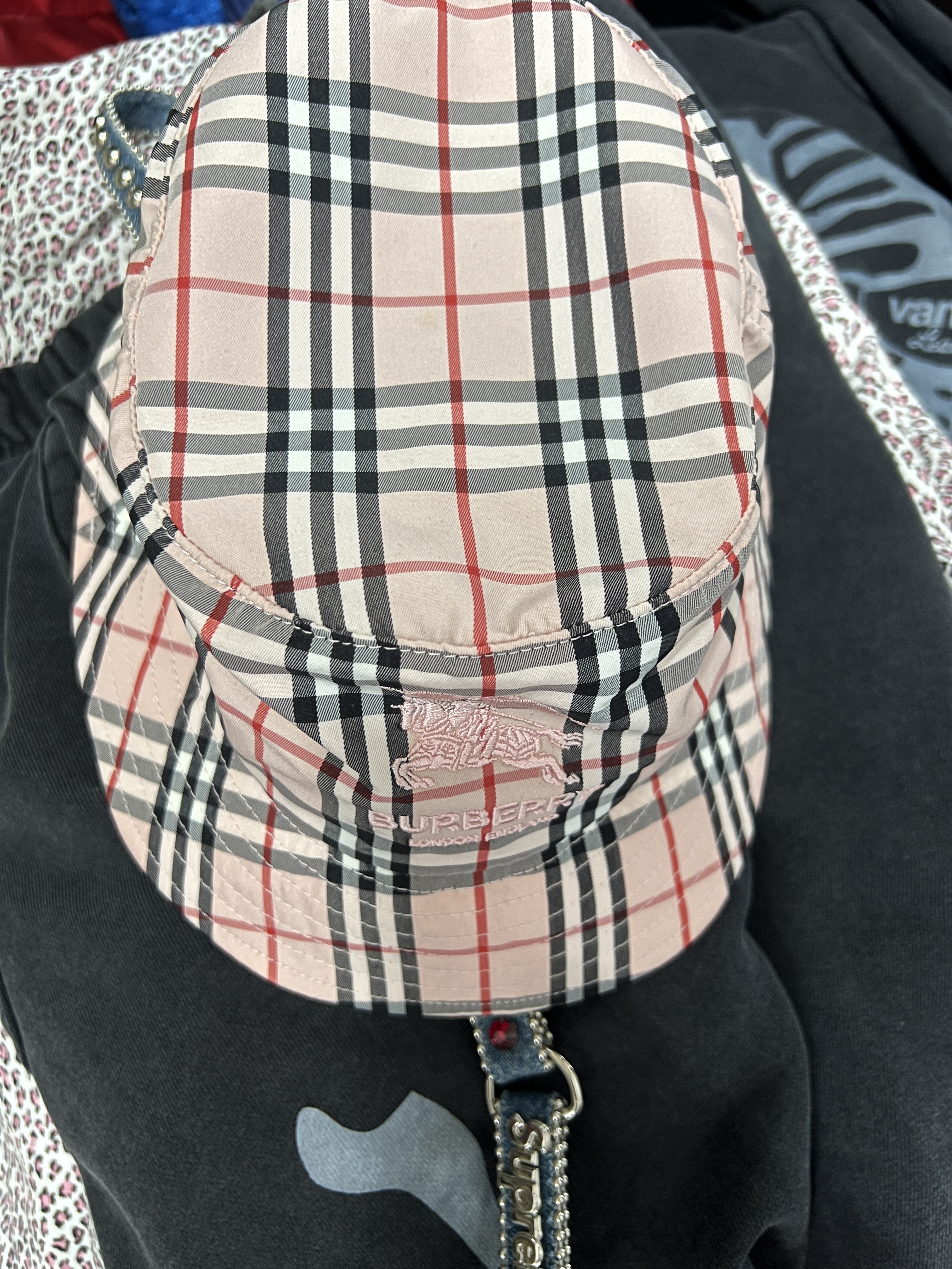 Supreme x Burberry Crusher Pink - 22SS, Supreme x B.B. Simon Denim Lanyard Washed Indigo - 25SS 착용 스타일