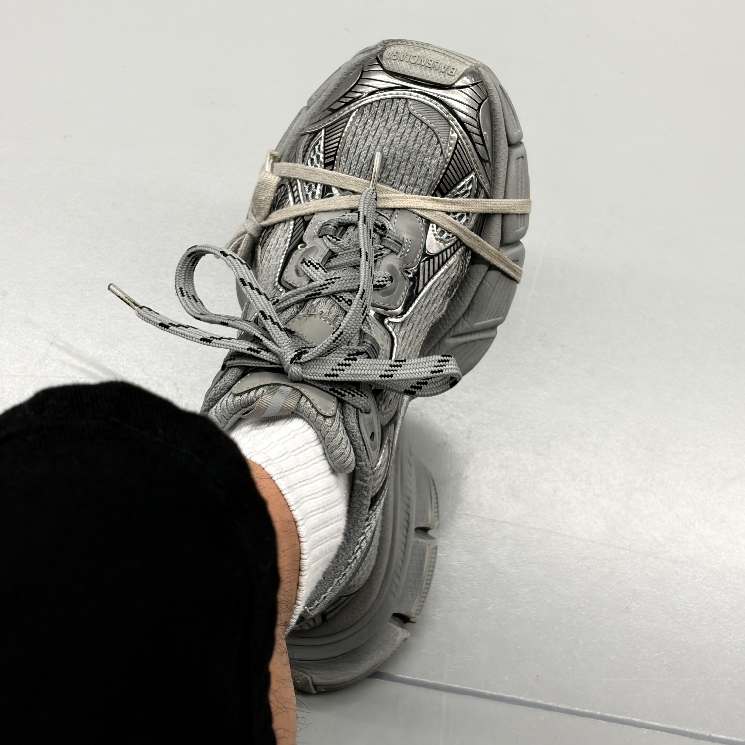 Balenciaga 3XL Sneakers Grey Black 착용 스타일