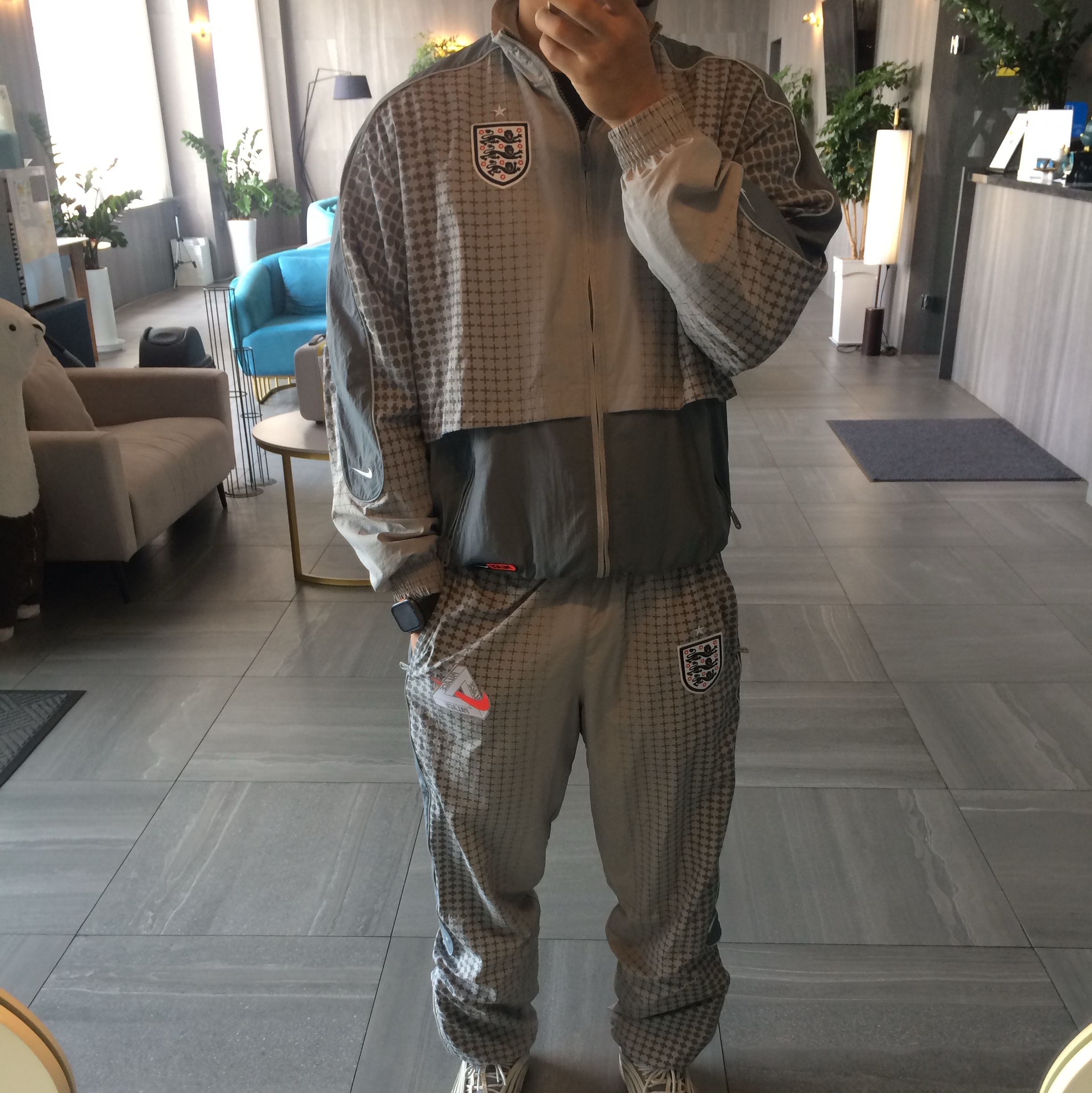 Palace x Nike England Track Jacket Pewter Grey Cool Grey, Palace x Nike England Track Pants Pewter Grey Cool Grey 착용 스타일