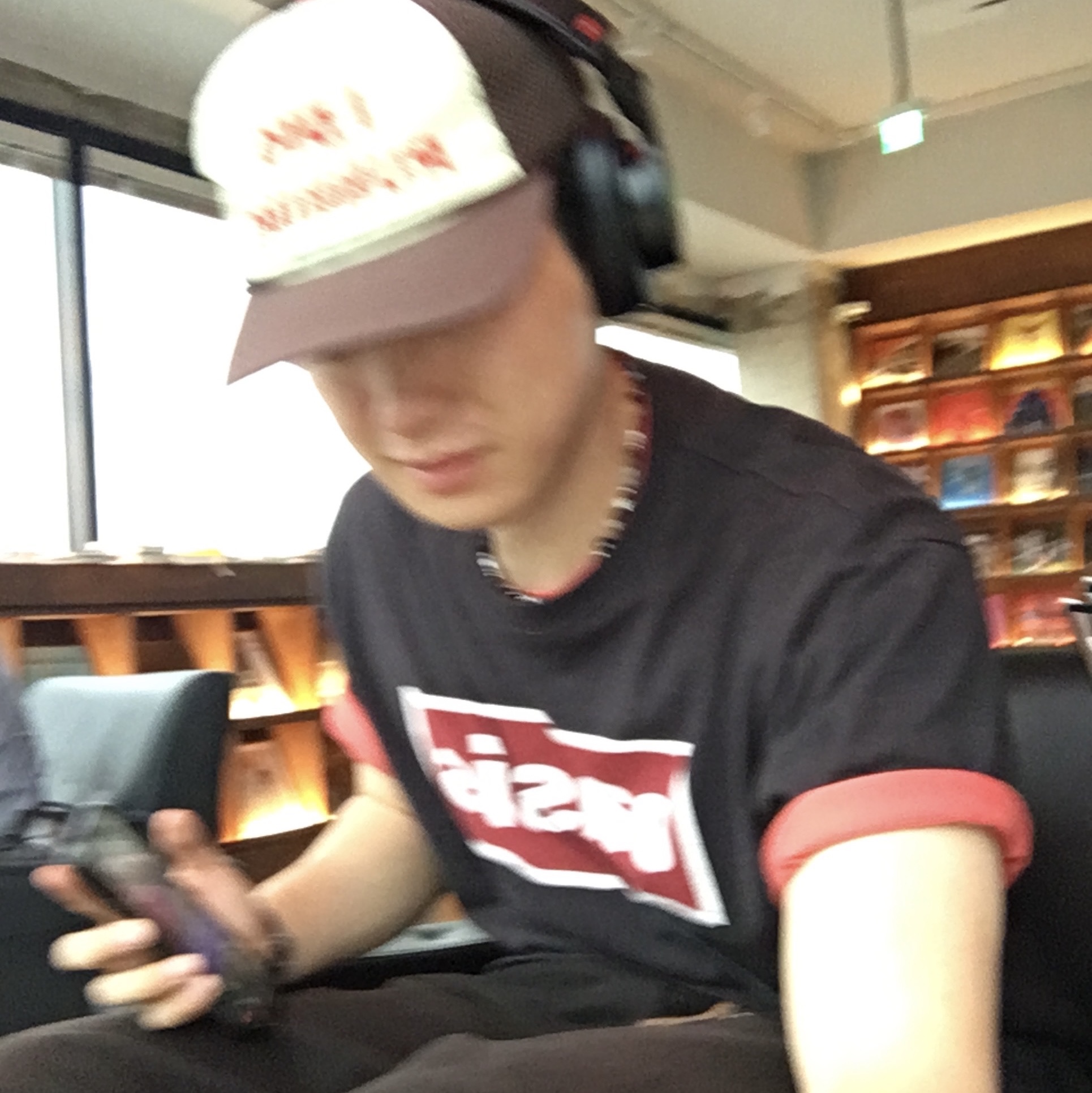 Levi's x Oasis Deca Logo T-Shirt Black, Alex Zono I Dig Running Trucker Hat OG Brown 착용 스타일 - 3