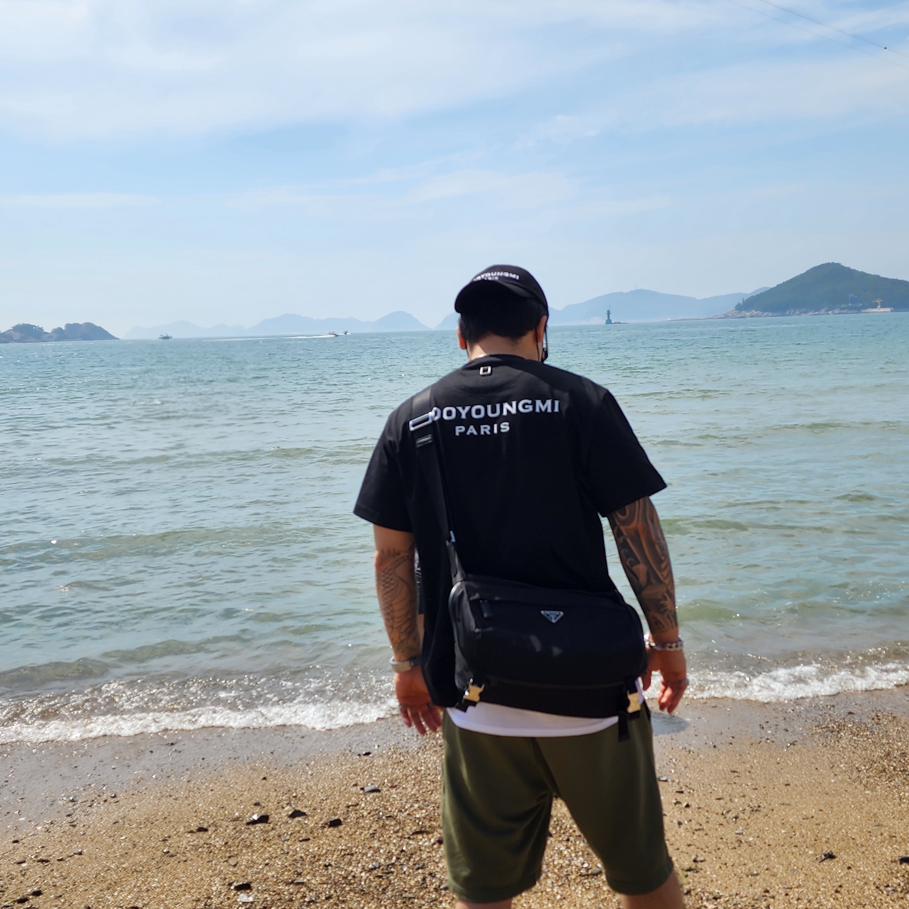 Wooyoungmi White Embroidered Logo Ball Cap Black, Wooyoungmi Cotton Back Logo T-Shirt Black - 25SS 착용 스타일 - 2