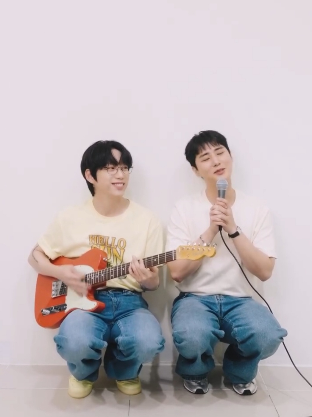 Hello Sunrise Hello Sunrise Gradient Typo Tee Light Yellow 착용 스타일