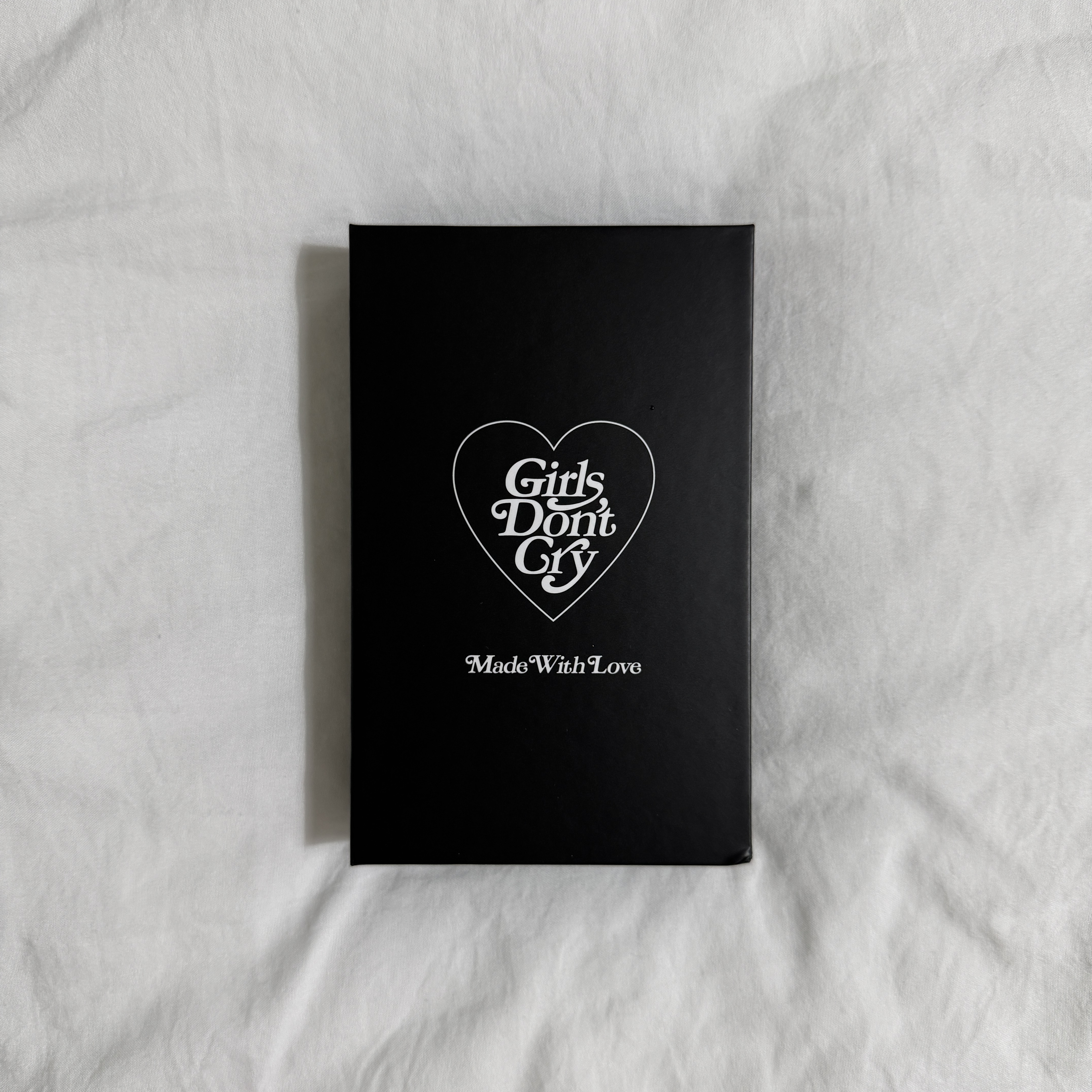 Verdy Girls Don't Cry Keychain Gold 착용 스타일 - 4