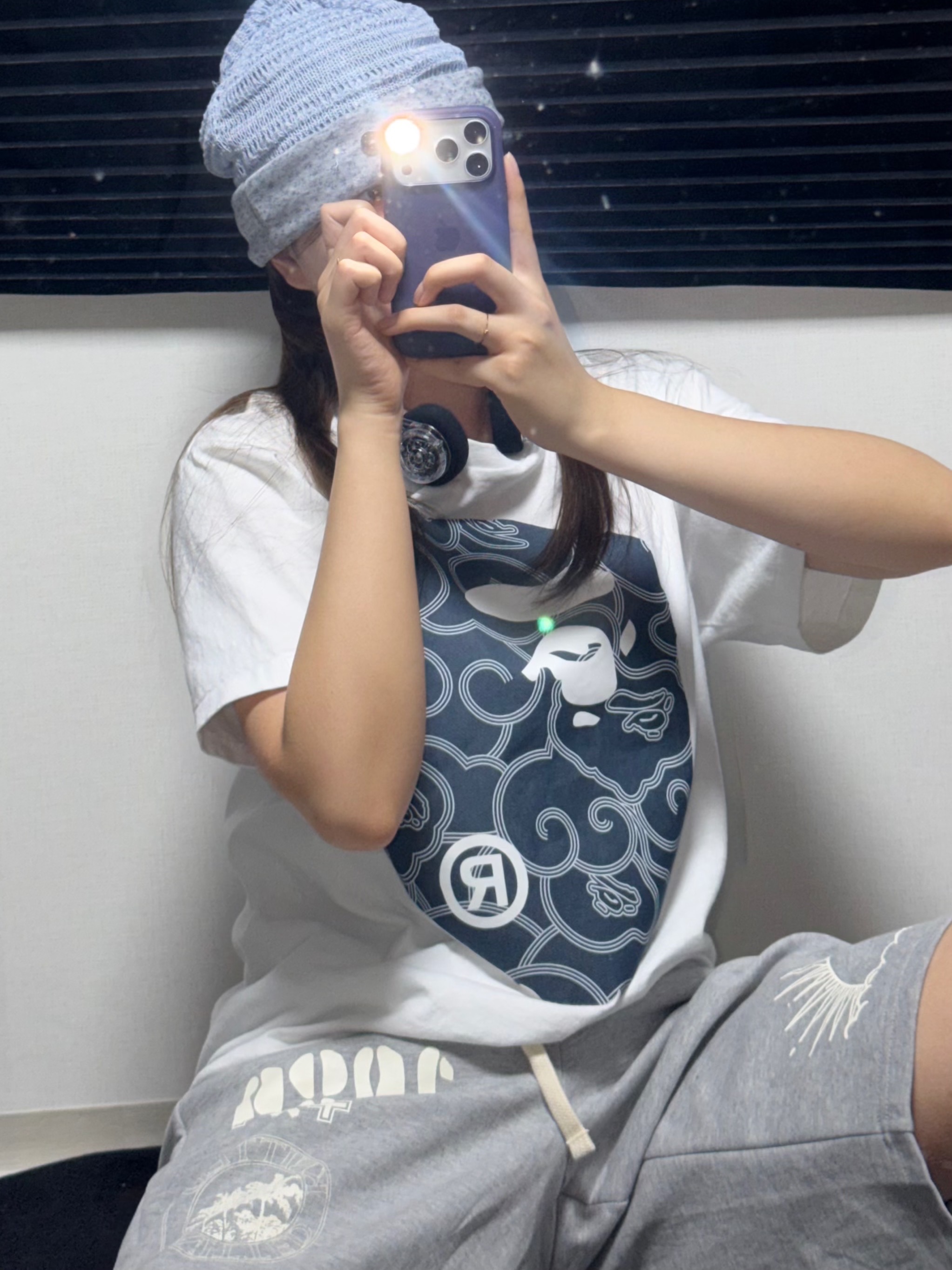 [KREAM 단독] Knitted 1989 Sunrise Graphic Bermuda Half Pants Melange Grey, BAPE Japanese Cloud Camo Big Ape Head T-Shirt White 착용 스타일 - 2