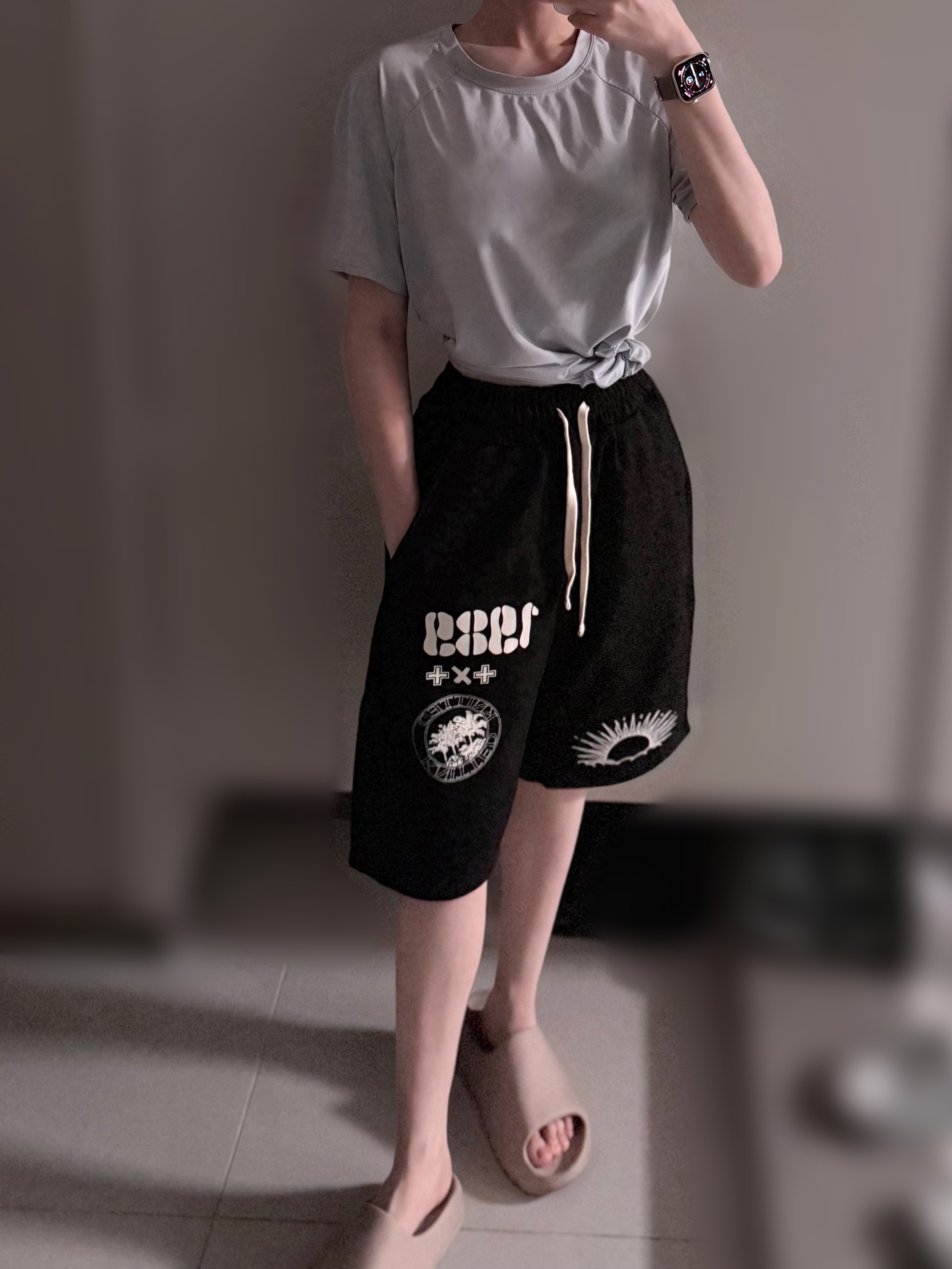 [KREAM 단독] Knitted 1989 Sunrise Graphic Bermuda Half Pants Black, [KREAM 단독] Knitted 1989 Sunrise Graphic Bermuda Half Pants Melange Grey 착용 스타일 - 6