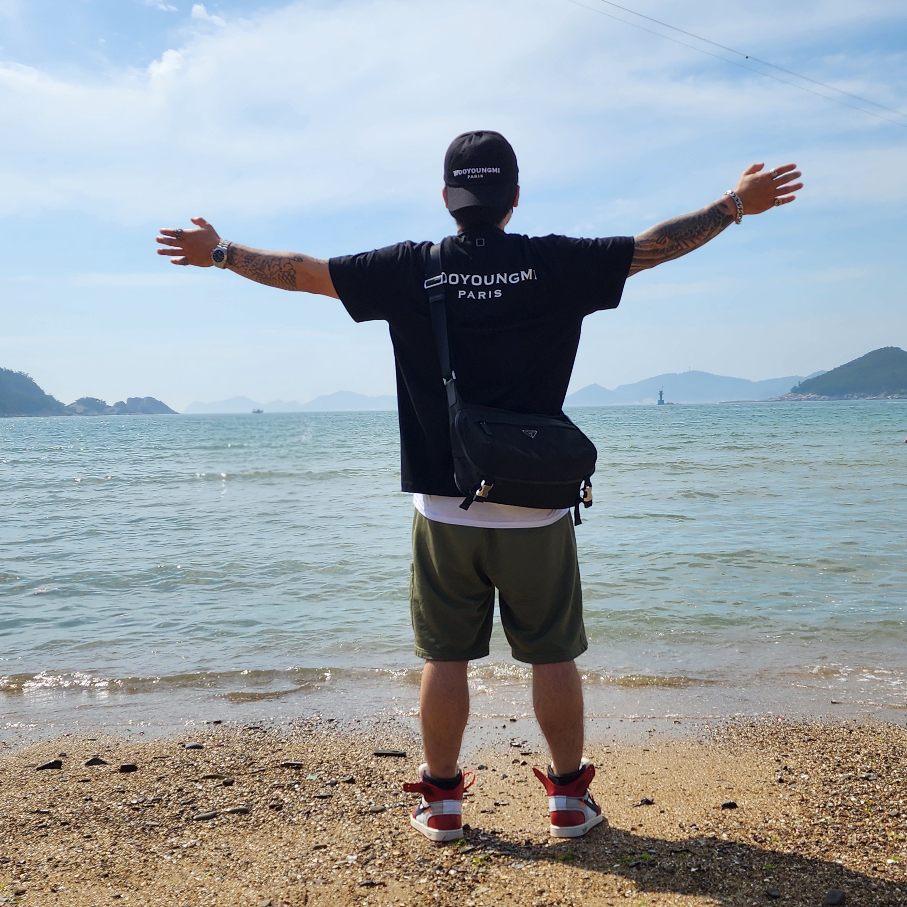 Wooyoungmi White Embroidered Logo Ball Cap Black, Wooyoungmi Cotton Back Logo T-Shirt Black - 25SS 착용 스타일 - 4