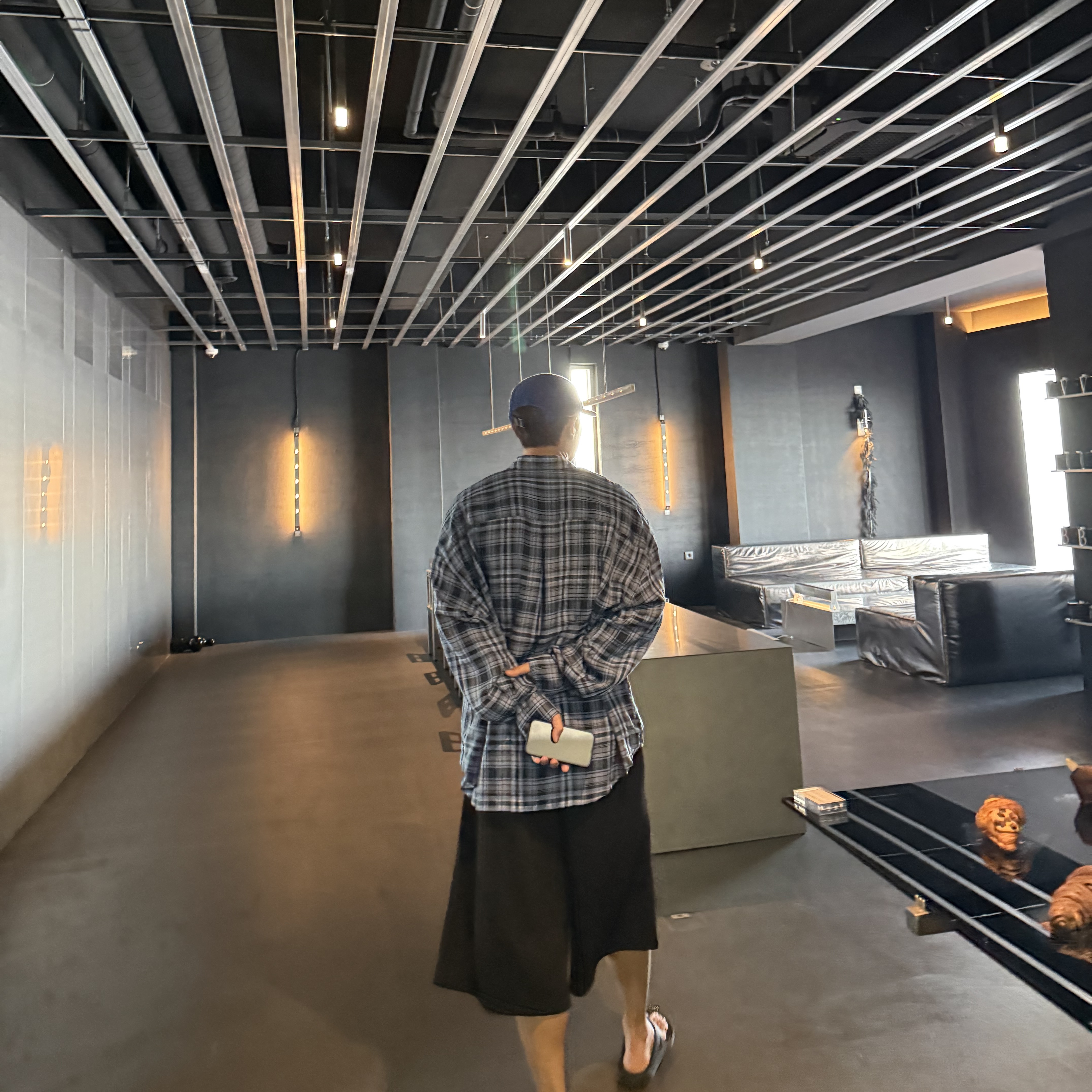 [KREAM 단독][예약 배송]  Sapiens Engineered Waffle Over Fit Shorts Black 착용 스타일