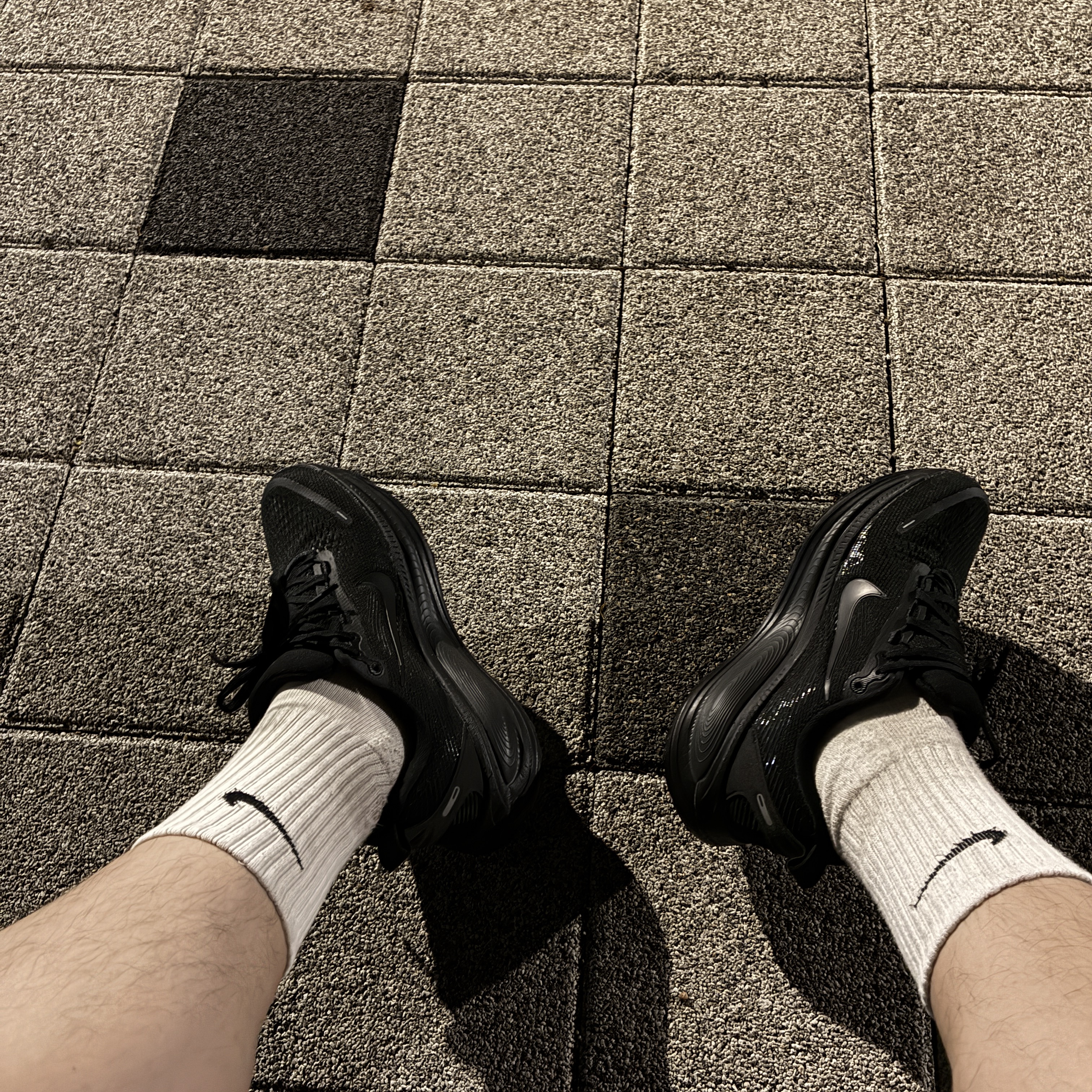 (W) Nike Vomero 18 Black Dark Smoke Grey 착용 스타일