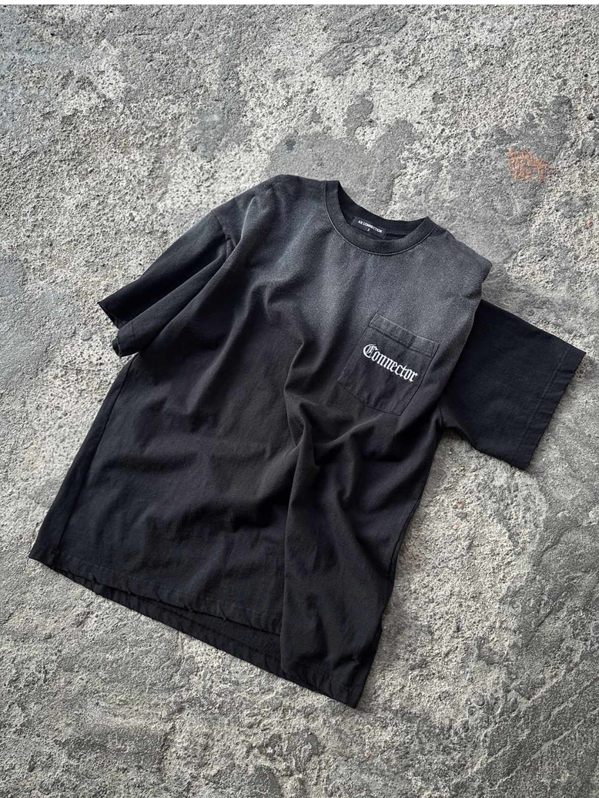 AX CONNECTION Destroyed Connector Embroidered Oversized T-Shirt Washed Black, AX CONNECTION Connector Embroidered Oversized T-Shirt Black 착용 스타일