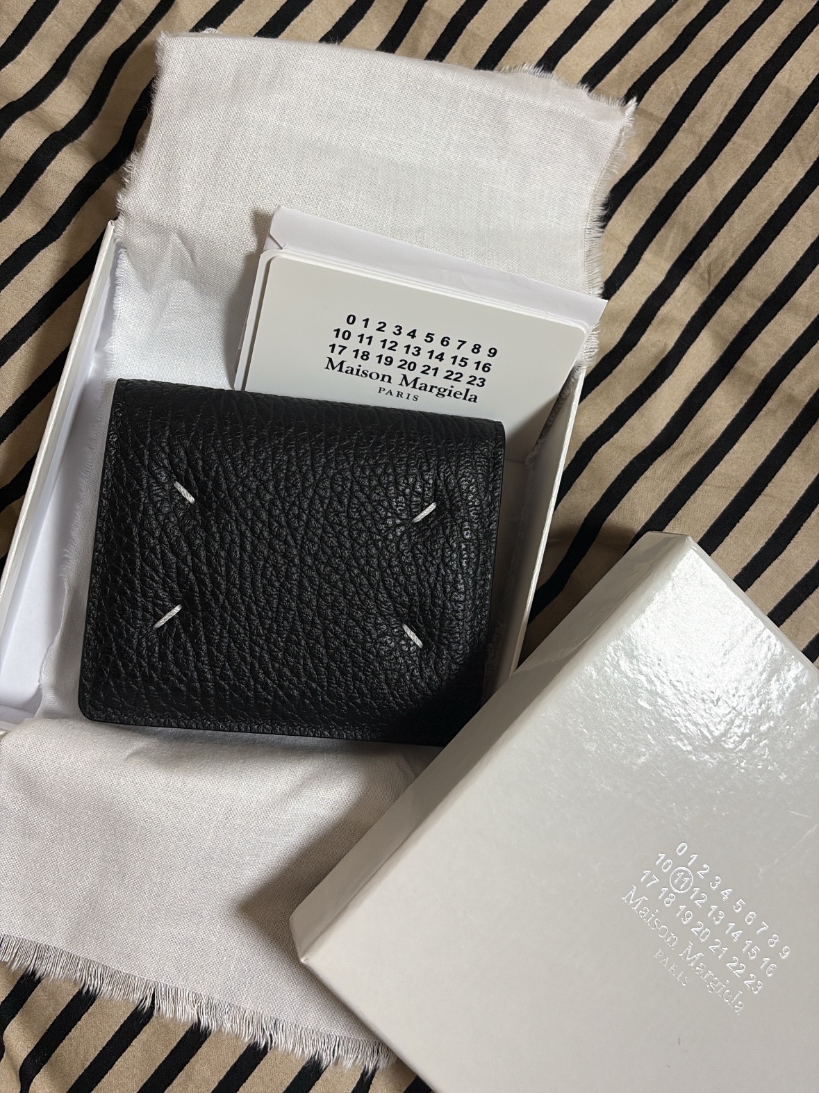 Maison Margiela Compact Bi-Fold Wallet Black 착용 스타일 - 1