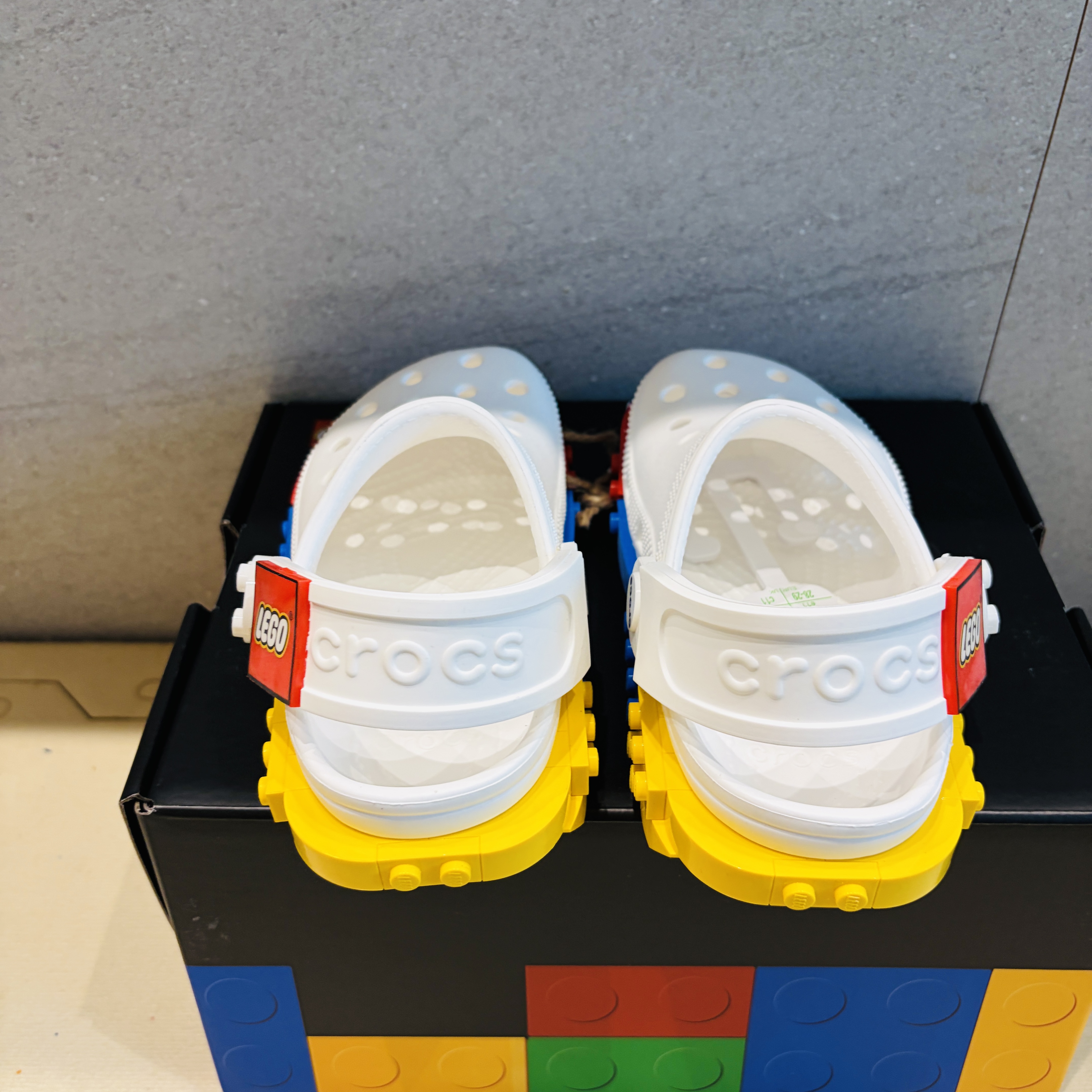 (Kids) Crocs x Lego Creativity Clog White 착용 스타일 - 5