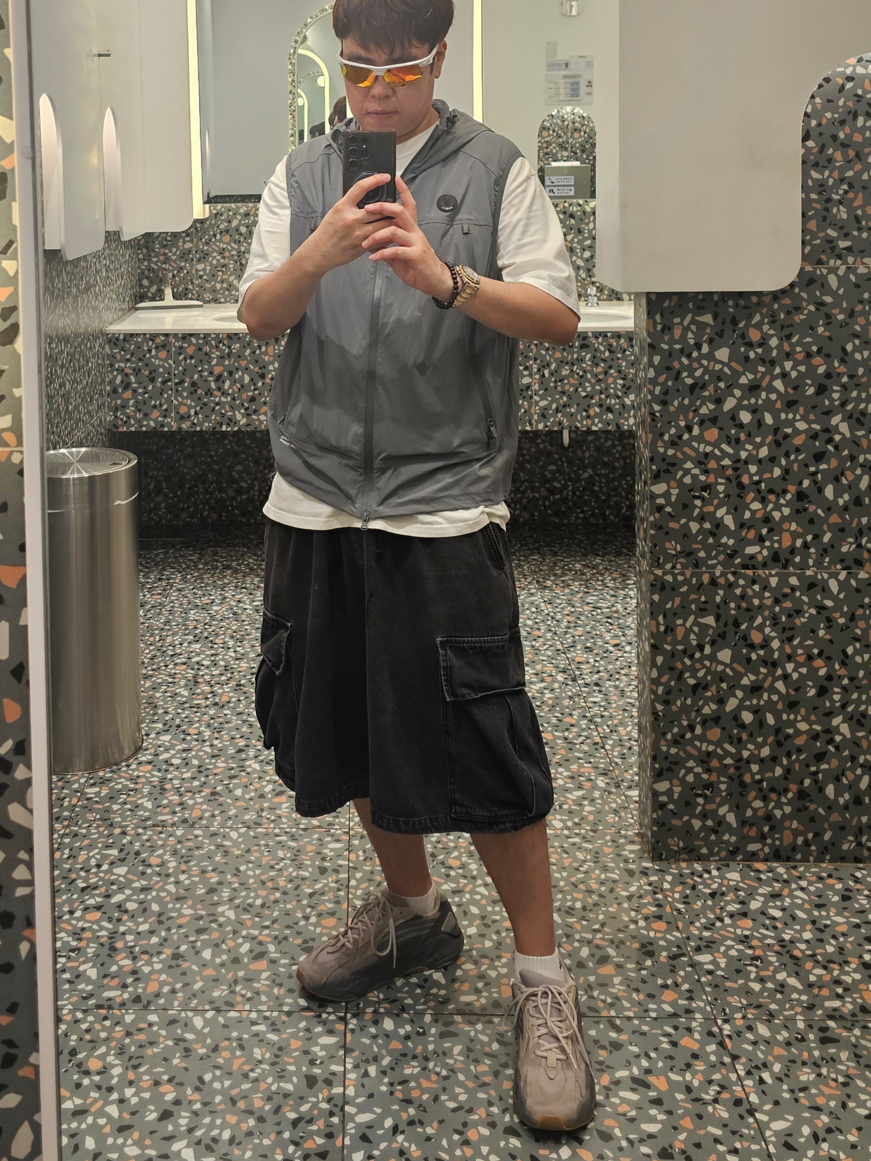 Adidas Yeezy Boost 700 V2 Tephra 2023, Oakley BiSphaera Matte Grey Camo Frame Prizm Sapphire Polarized Lenses High Bridge Fit 착용 스타일 - 2