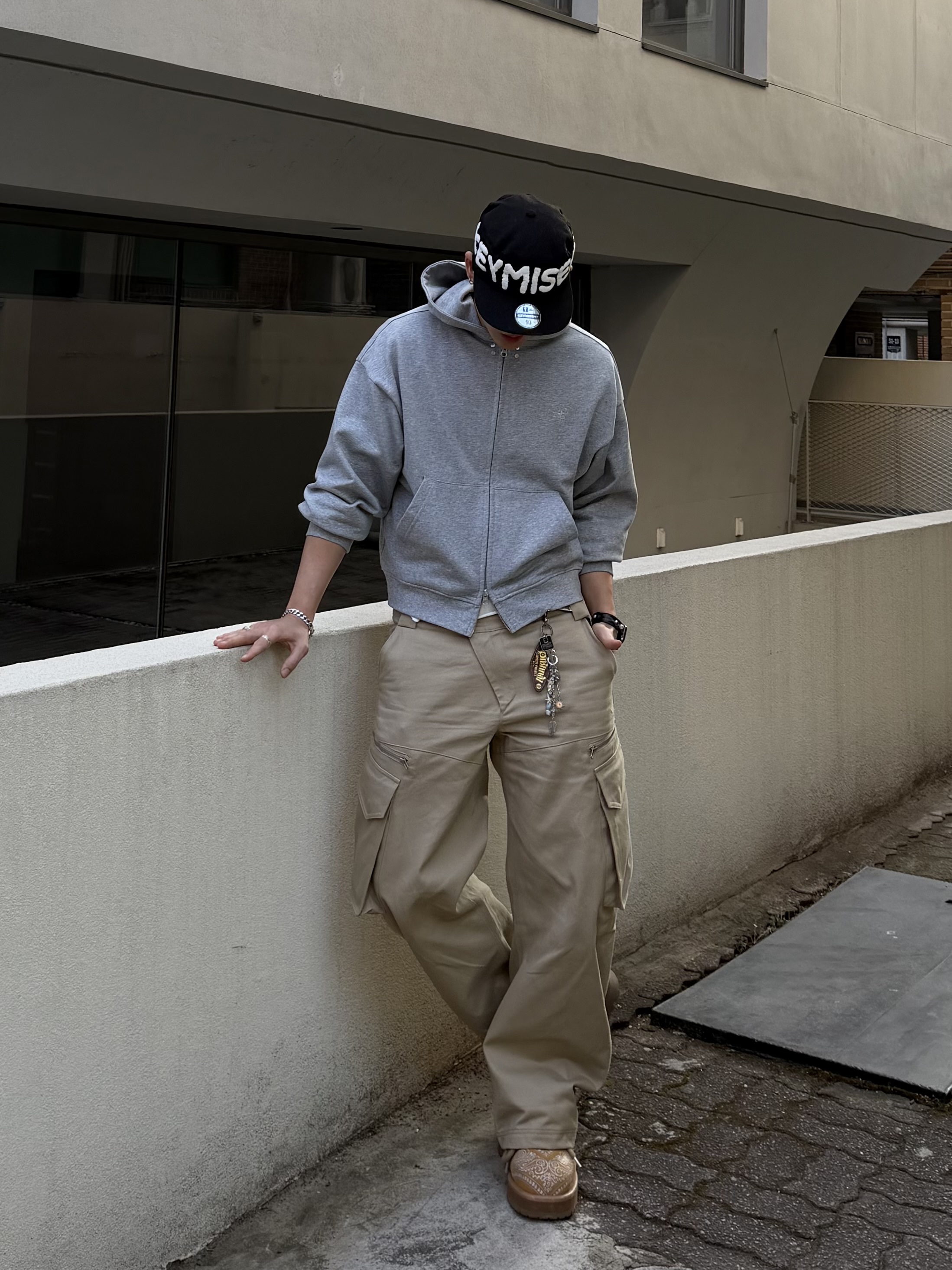 Keymisery Whisper Pillbox Cap Black, HAiiLO Dog Cargo Beige Doggy 착용 스타일 - 1