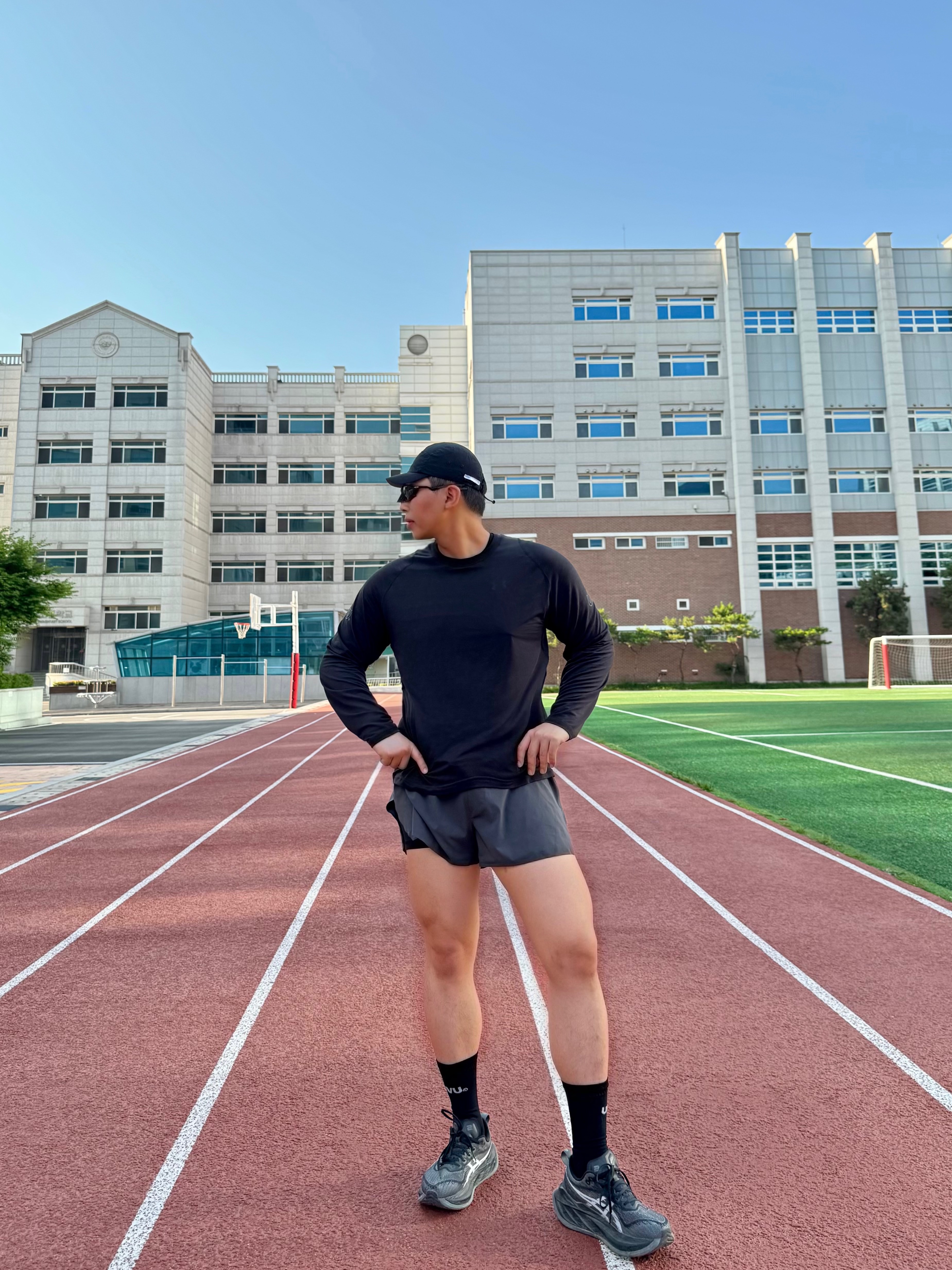 Oakley x Satisfy Plantaris Matte Black, UVU L/S Running Top Black 착용 스타일