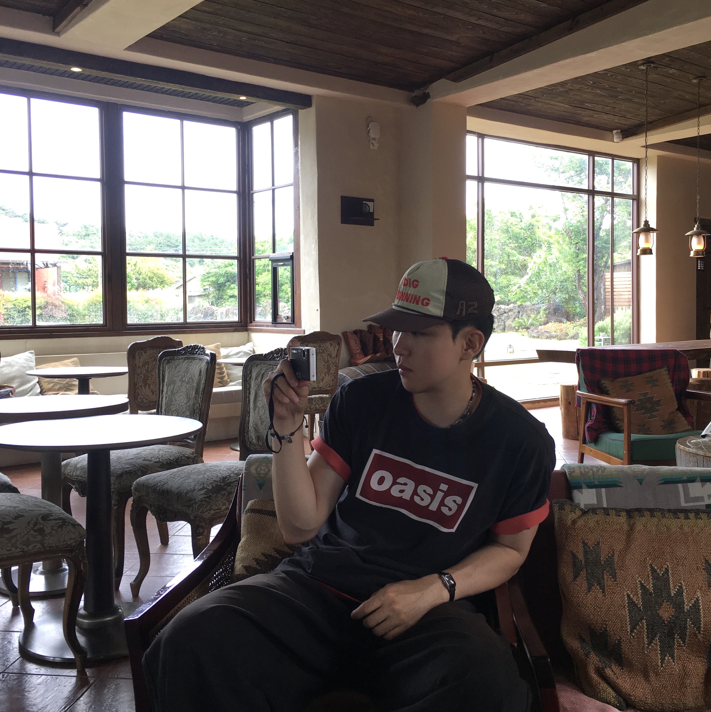 Levi's x Oasis Deca Logo T-Shirt Black, Alex Zono I Dig Running Trucker Hat OG Brown 착용 스타일 - 2