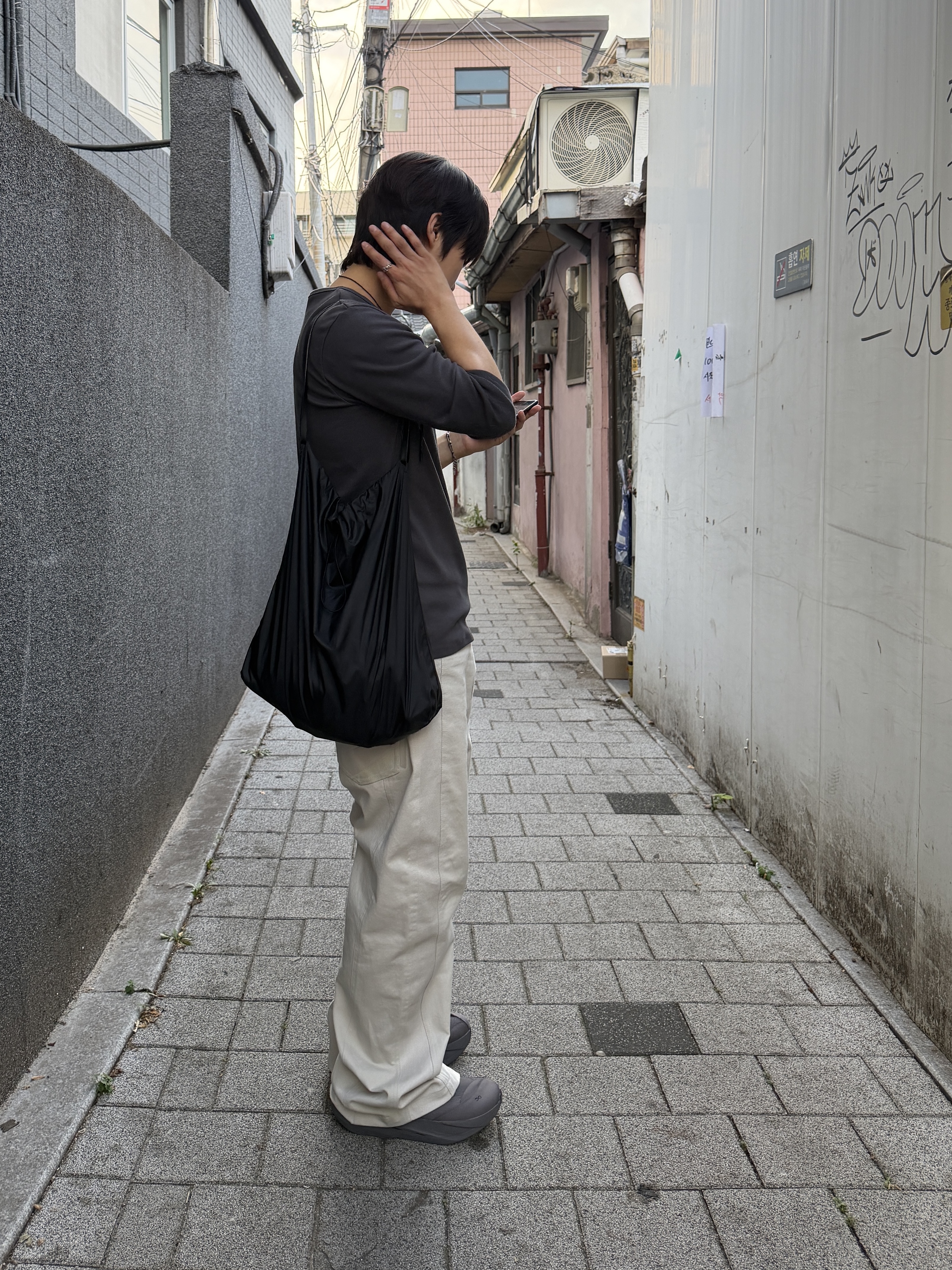 On Running x Post Archive Faction (Paf) Cloudboom Volt Ember Pebble, Sansan Gear Lattice T-Shirt Charcoal 착용 스타일