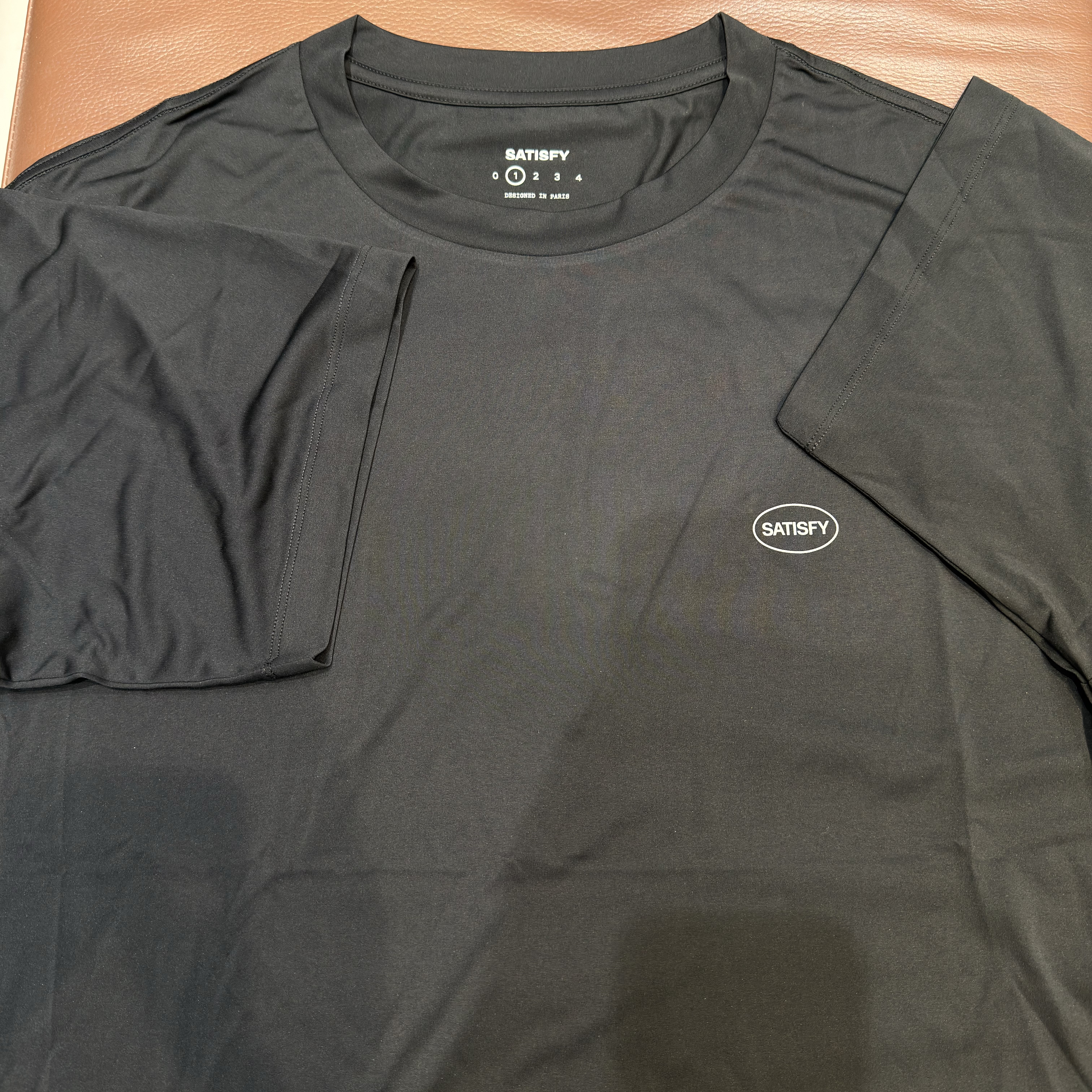 Satisfy AuraLite T-Shirt Black 착용 스타일 - 2