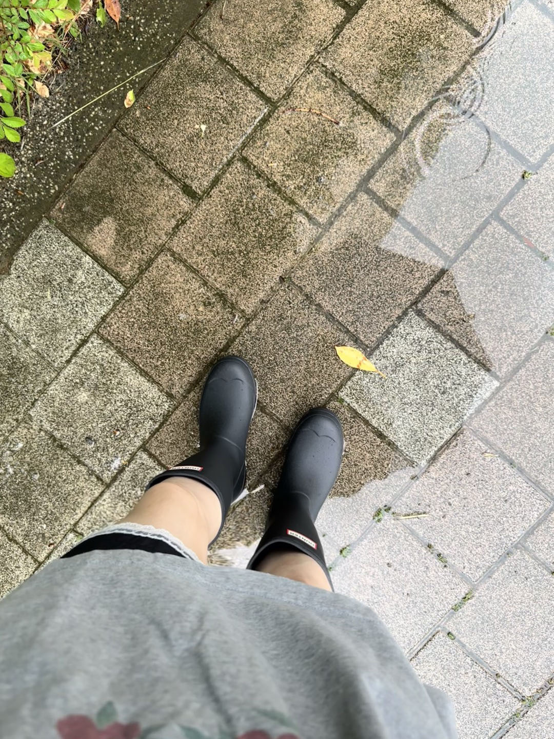 (W) Hunter Play Tall Wellington Rain Boots Black, Monamhee Creami Keyring Cream - KREAM Exclusive 착용 스타일 - 2