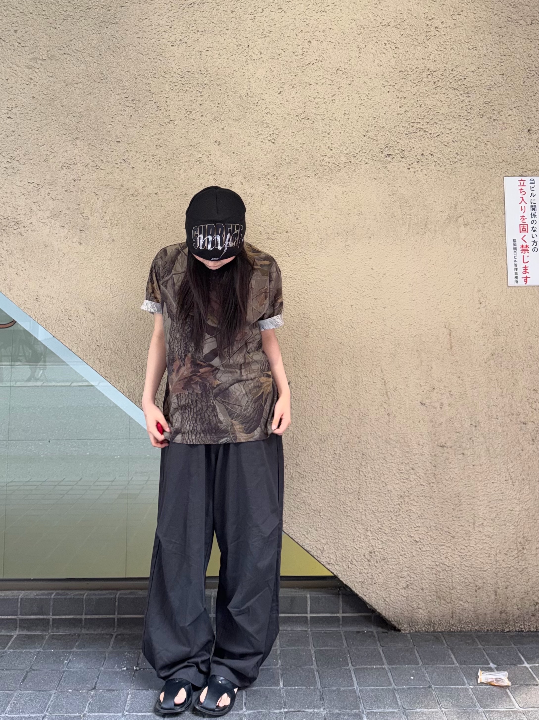 Supreme New Era Rhinestone Beanie Black - 26SS, Supreme Rhinestone Script S/S Top Realtree Hardwoods Camo  - 26SS 착용 스타일 - 2