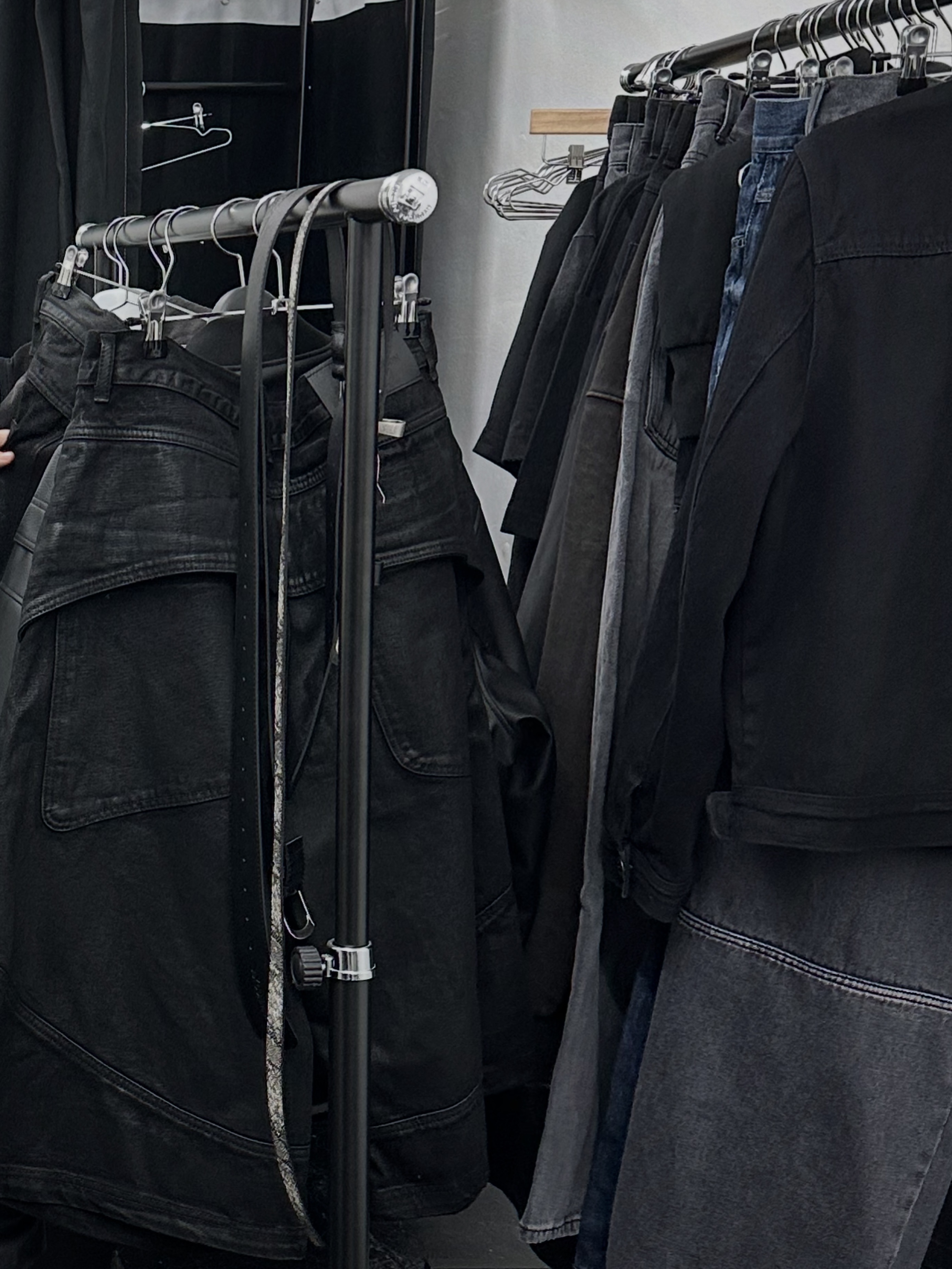 AX CONNECTION Curved Shell Panel Denim Bermuda Shorts Waxed Black 착용 스타일 - 1