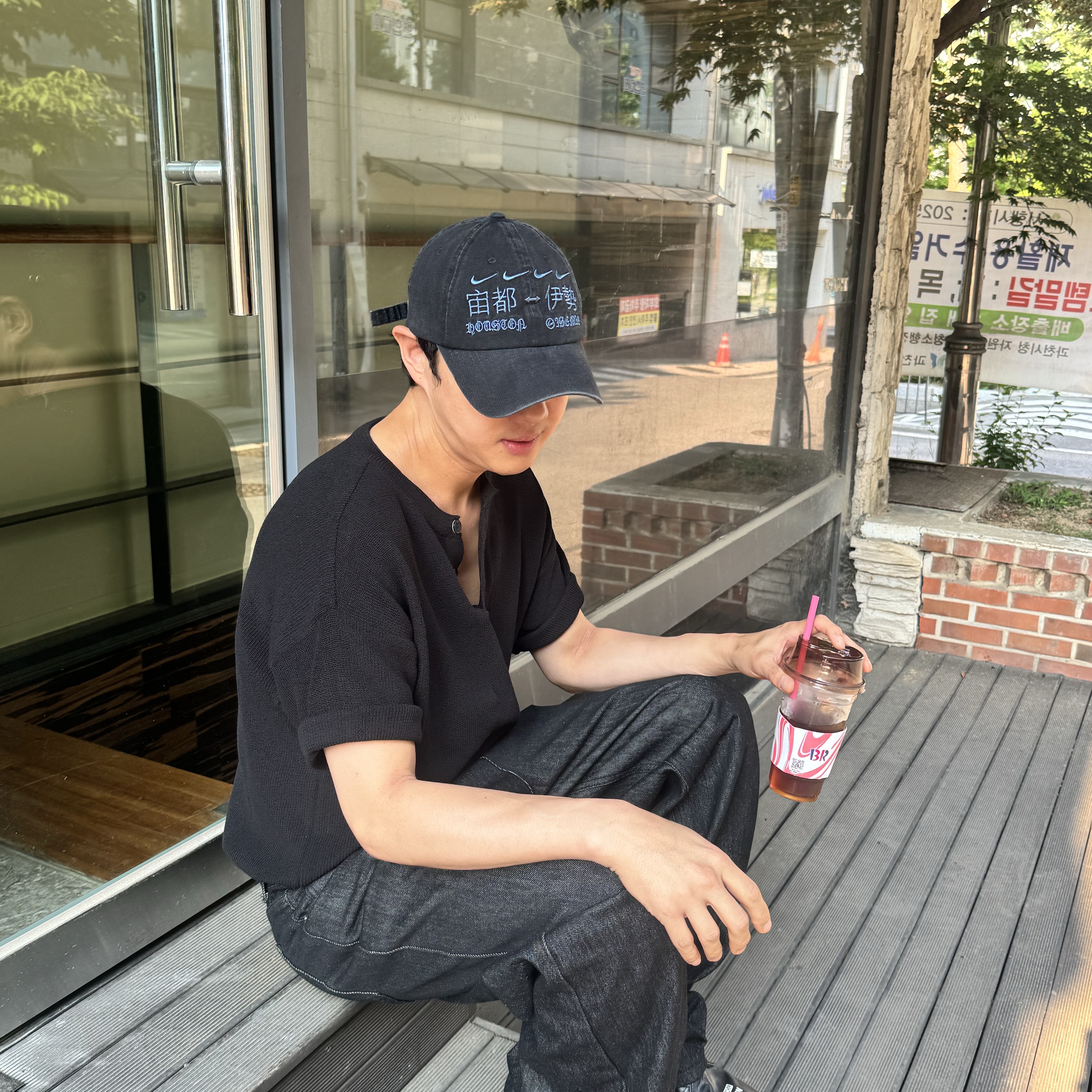 Knitted Coolever Henley Neck Half Sleeve Knit Black 착용 스타일 - 3