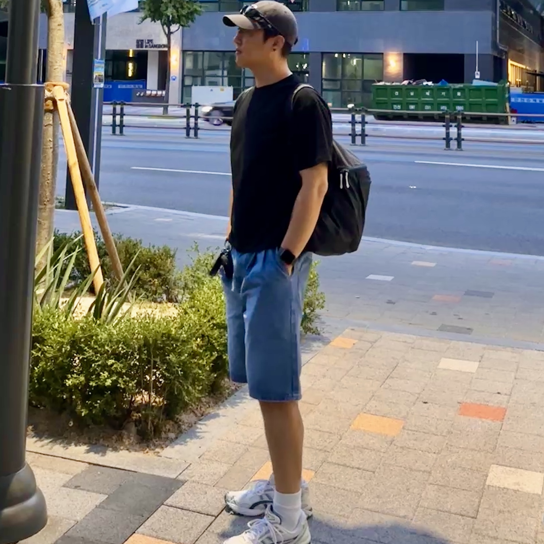[KREAM 단독][니티드X림박스] Knitted Relaxed Washing Denim Two-Tuck Cinch Back Shorts Washing Blue 착용 스타일 - 6