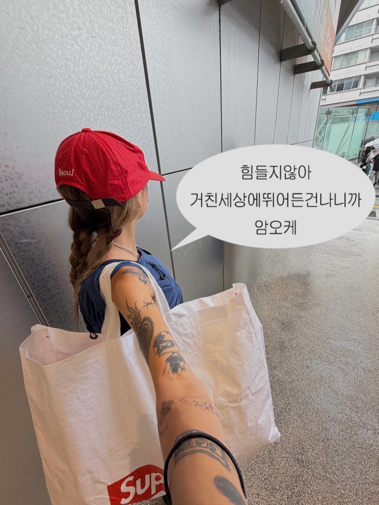 Peaceminusone x Verdy 5 Panel Ball Cap Red 착용 스타일 - 1