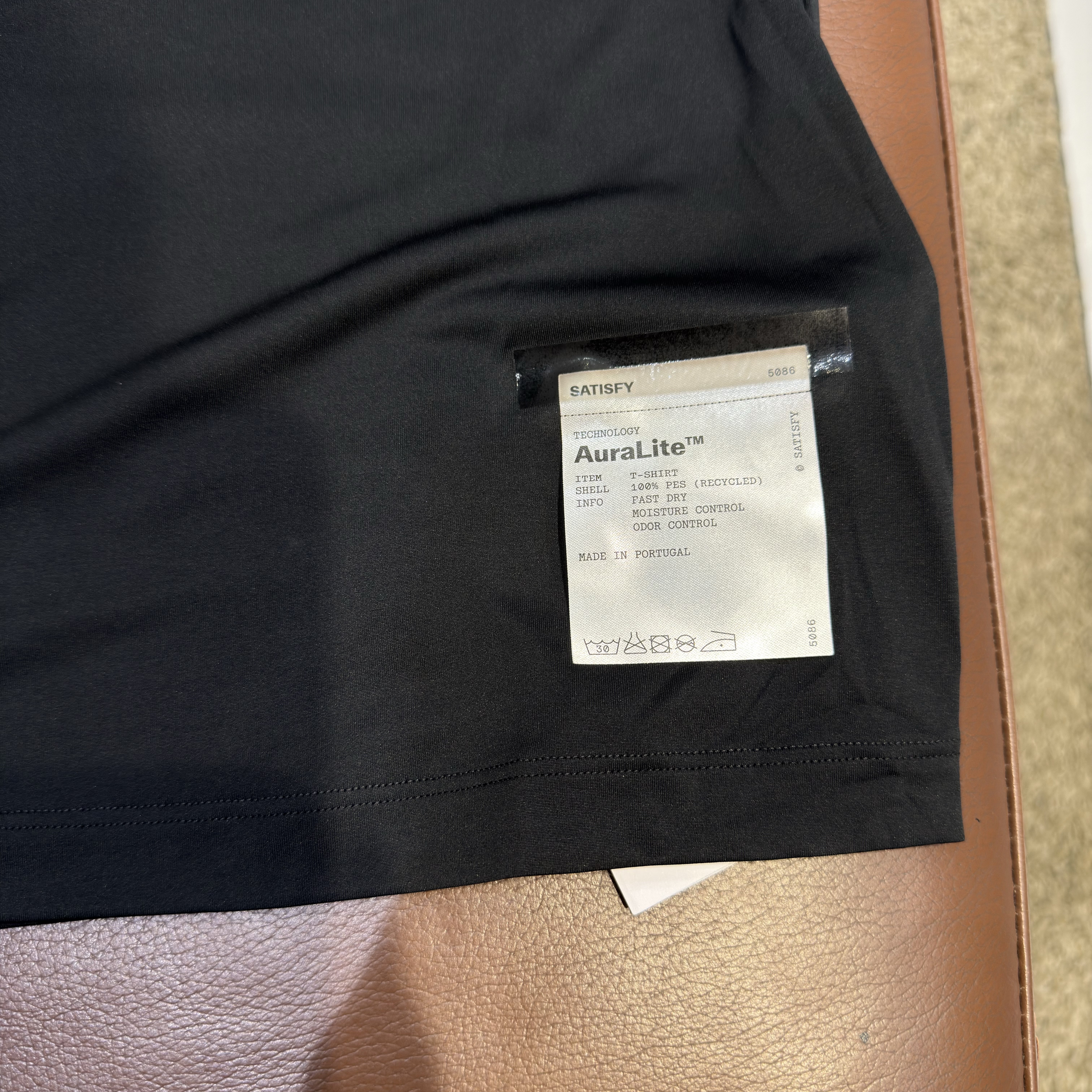 Satisfy AuraLite T-Shirt Black 착용 스타일 - 4