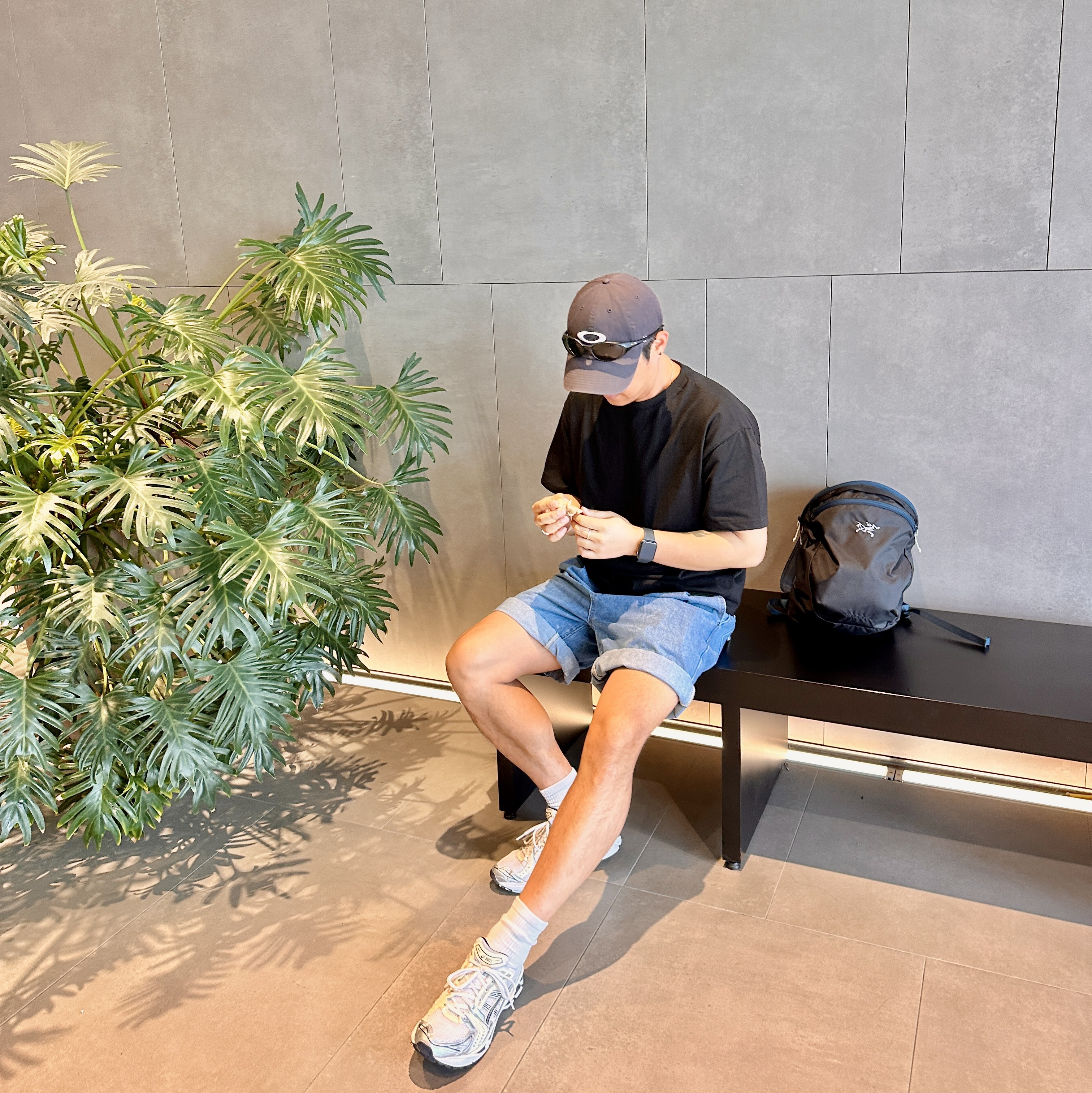 [KREAM 단독][니티드X림박스] Knitted Relaxed Washing Denim Two-Tuck Cinch Back Shorts Washing Blue 착용 스타일 - 3