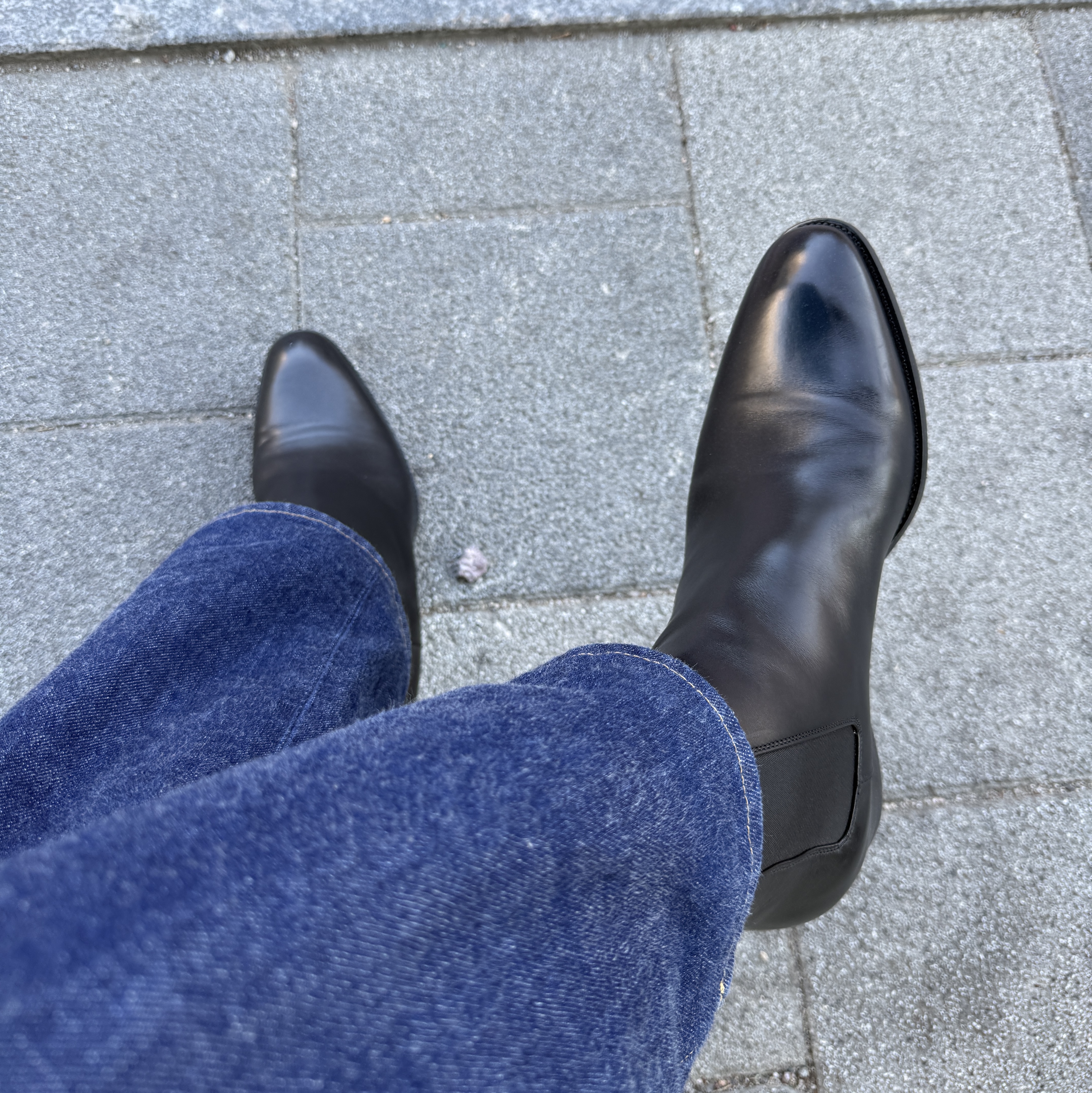 Saint Laurent Wyatt Chelsea Boots in Smooth Leather Black 착용 스타일 - 2