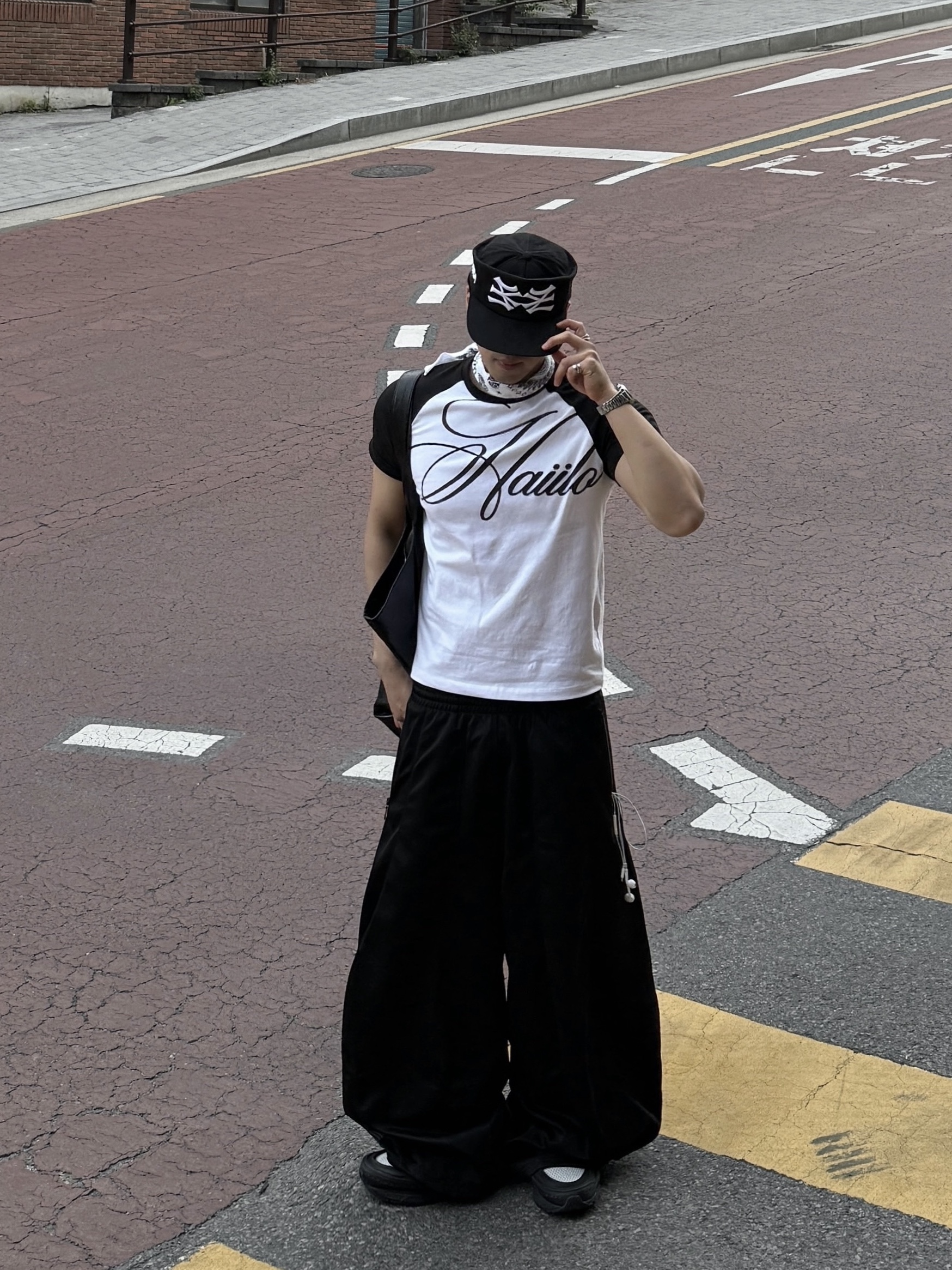 HAiiLO Signed Raglan Paper Black 착용 스타일 - 1