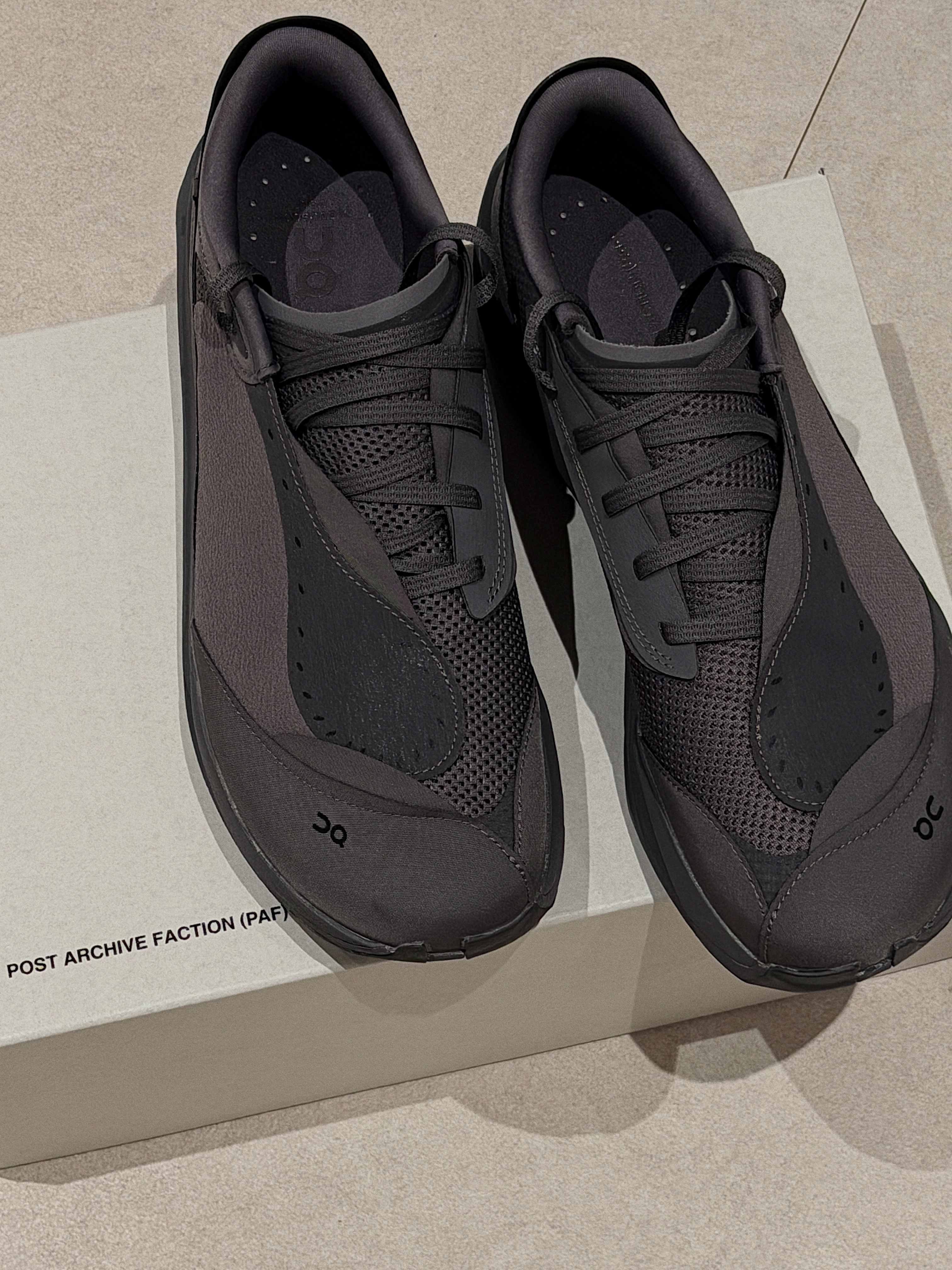 On Running x Post Archive Faction (Paf) Cloudboom Volt Ember Pebble, On Running x Post Archive Faction (Paf) Cloudboom Volt White Gale 착용 스타일 - 6