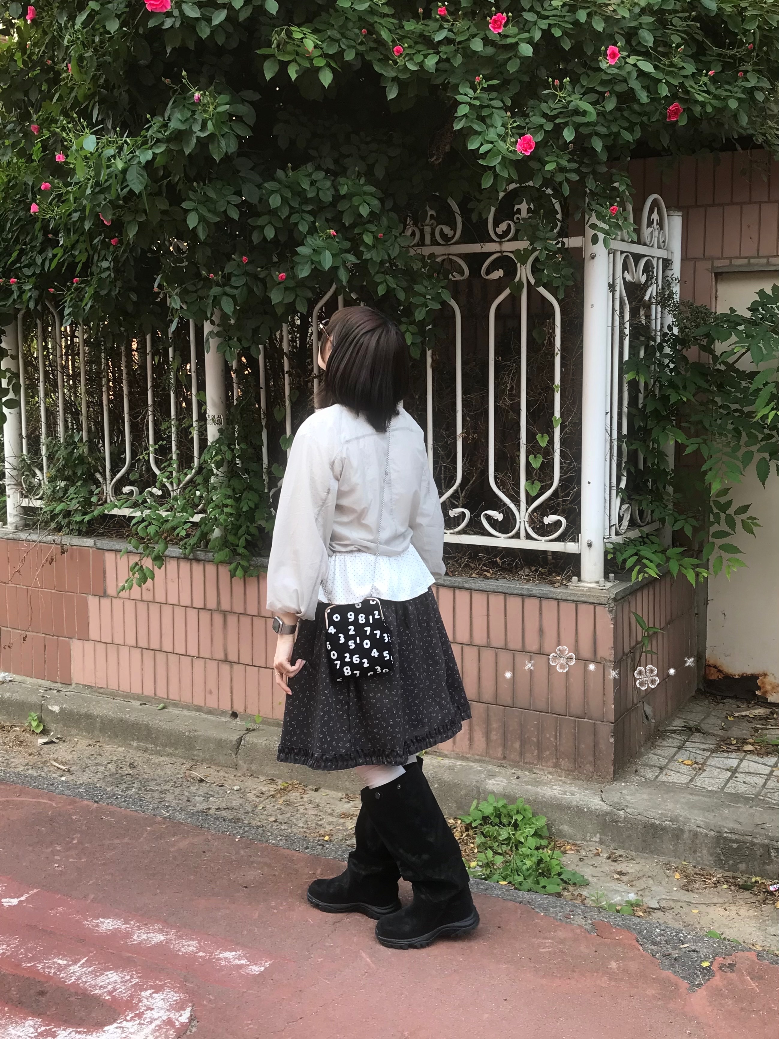 Sou Sou Canvas Soft Gamaguchi Bag Large Black (with 110cm Black Leather Strap) 착용 스타일 - 4