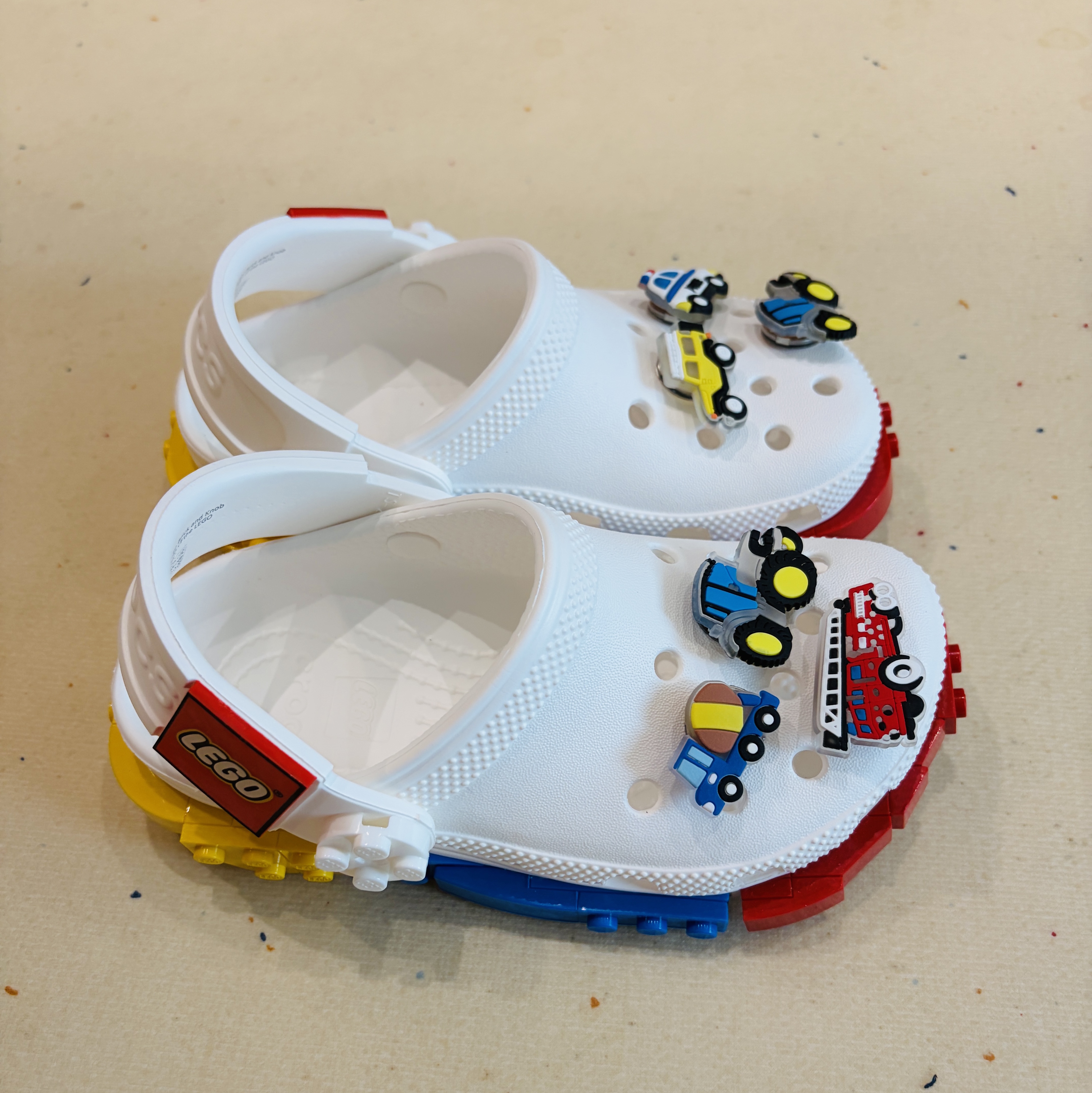 (Kids) Crocs x Lego Creativity Clog White 착용 스타일 - 2