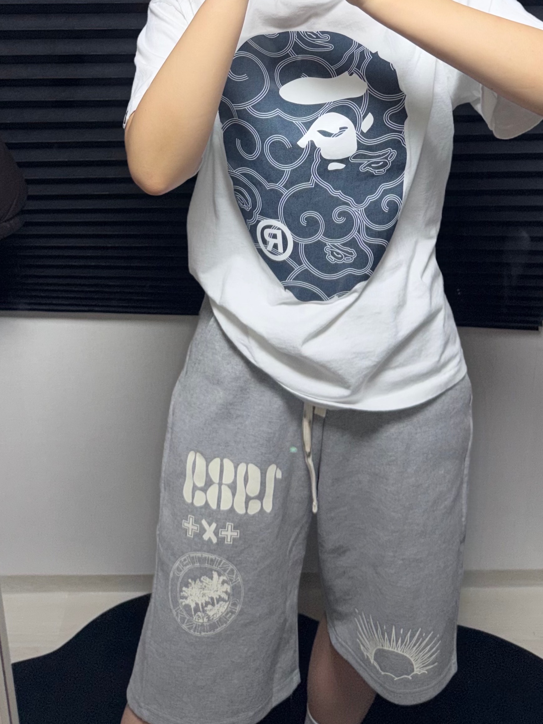 [KREAM 단독] Knitted 1989 Sunrise Graphic Bermuda Half Pants Melange Grey, BAPE Japanese Cloud Camo Big Ape Head T-Shirt White 착용 스타일 - 4