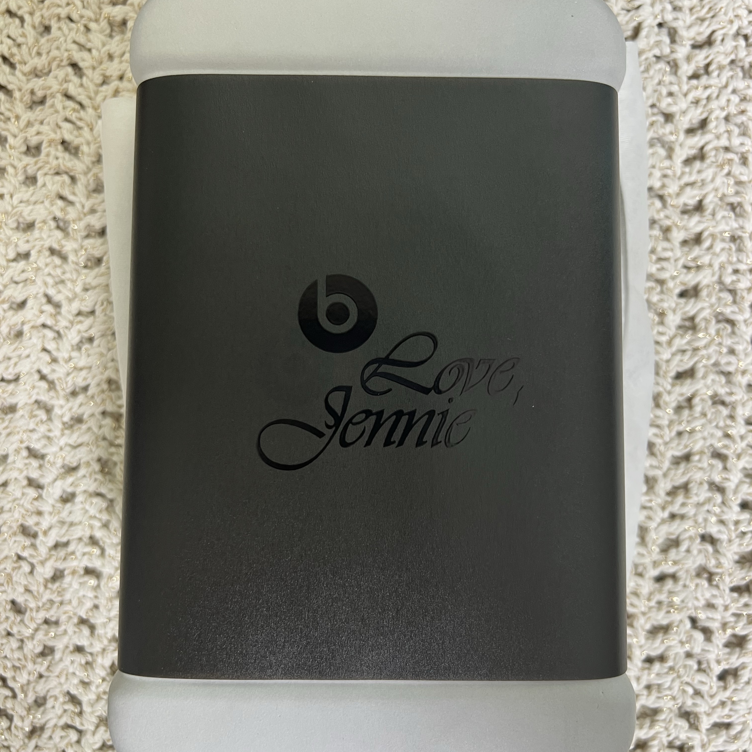 Beats Solo 4 Wireless On Ear Headphone Jennie Special Edition Onyx Black (Korean Ver.) 착용 스타일