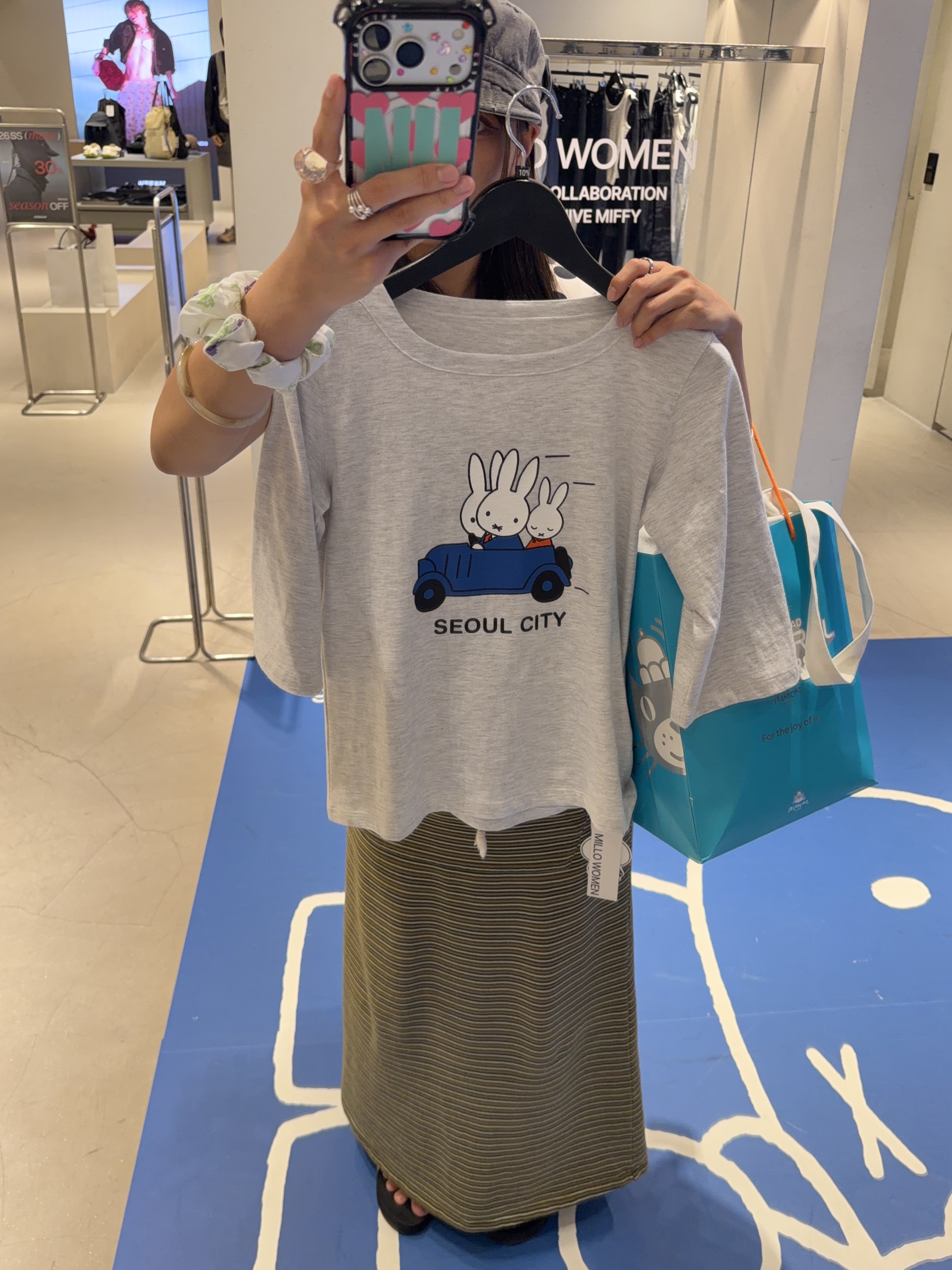 MILLO WOMEN x miffy Miffy & Seoul City T-Shirt White Melange, MILLO WOMEN x miffy Carrot Club T-Shirt Mint 착용 스타일 - 1