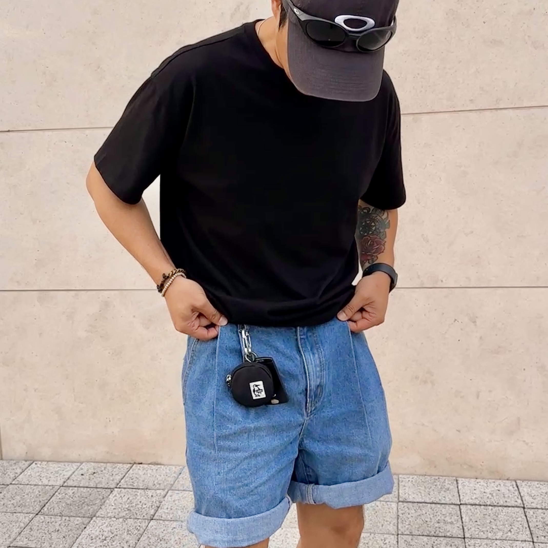 [KREAM 단독][니티드X림박스] Knitted Relaxed Washing Denim Two-Tuck Cinch Back Shorts Washing Blue 착용 스타일 - 2