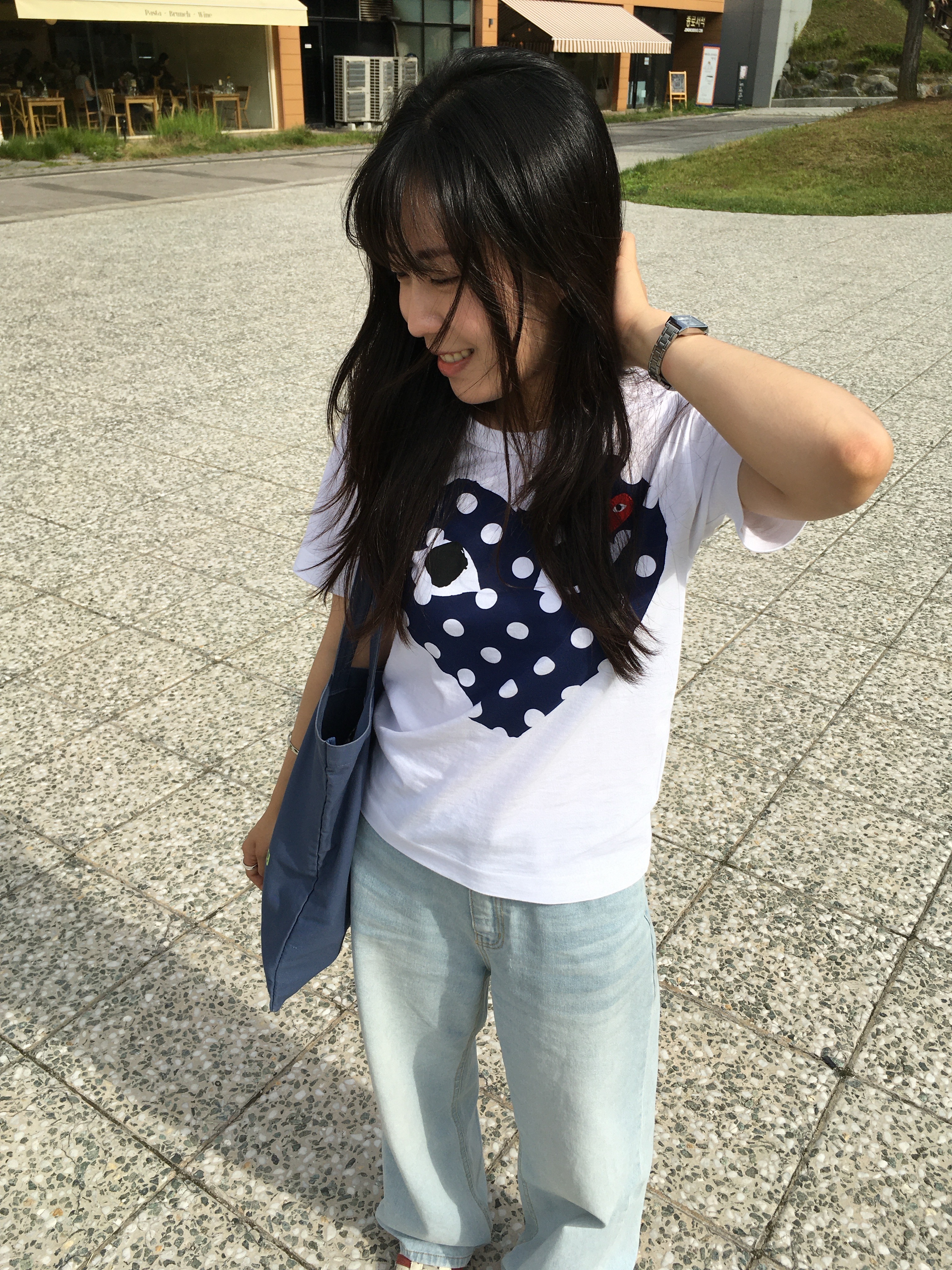 Play Comme des Garcons Red Heart Printed Blue Heart T-Shirt White, Berlin Photobook Distribution 002 Bag Slate Blue 착용 스타일 - 2