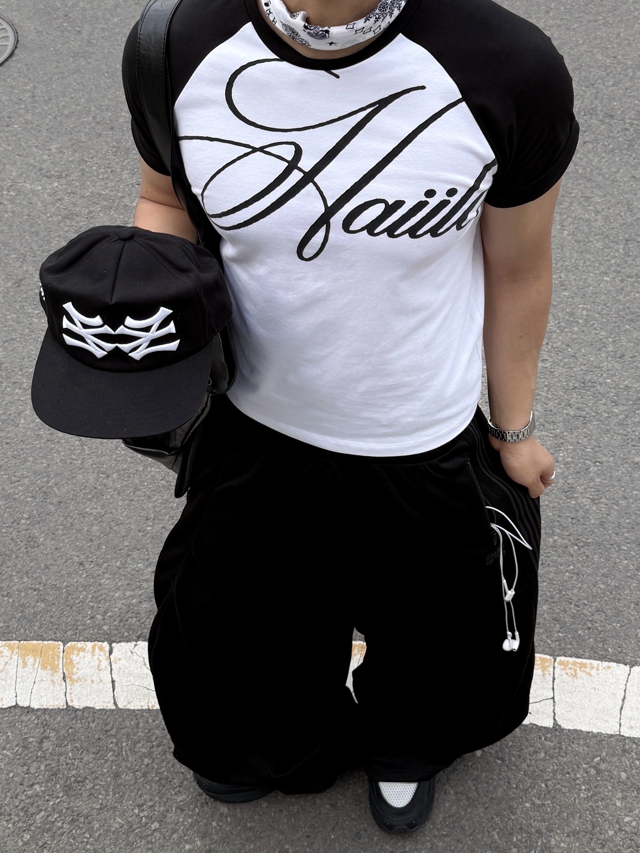 HAiiLO Signed Raglan Paper Black 착용 스타일 - 7