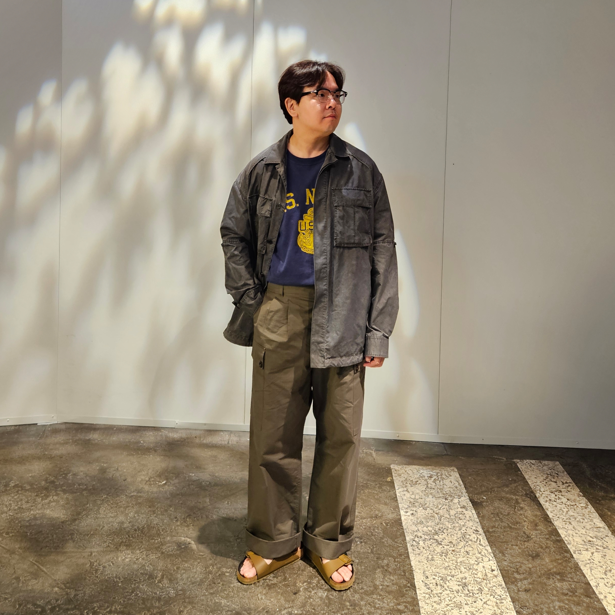 Birkenstock Arizona Faded Khaki - Narrow, Juun.J Nylon Classic Loose Dyed Shirt Grey - 23FW 착용 스타일