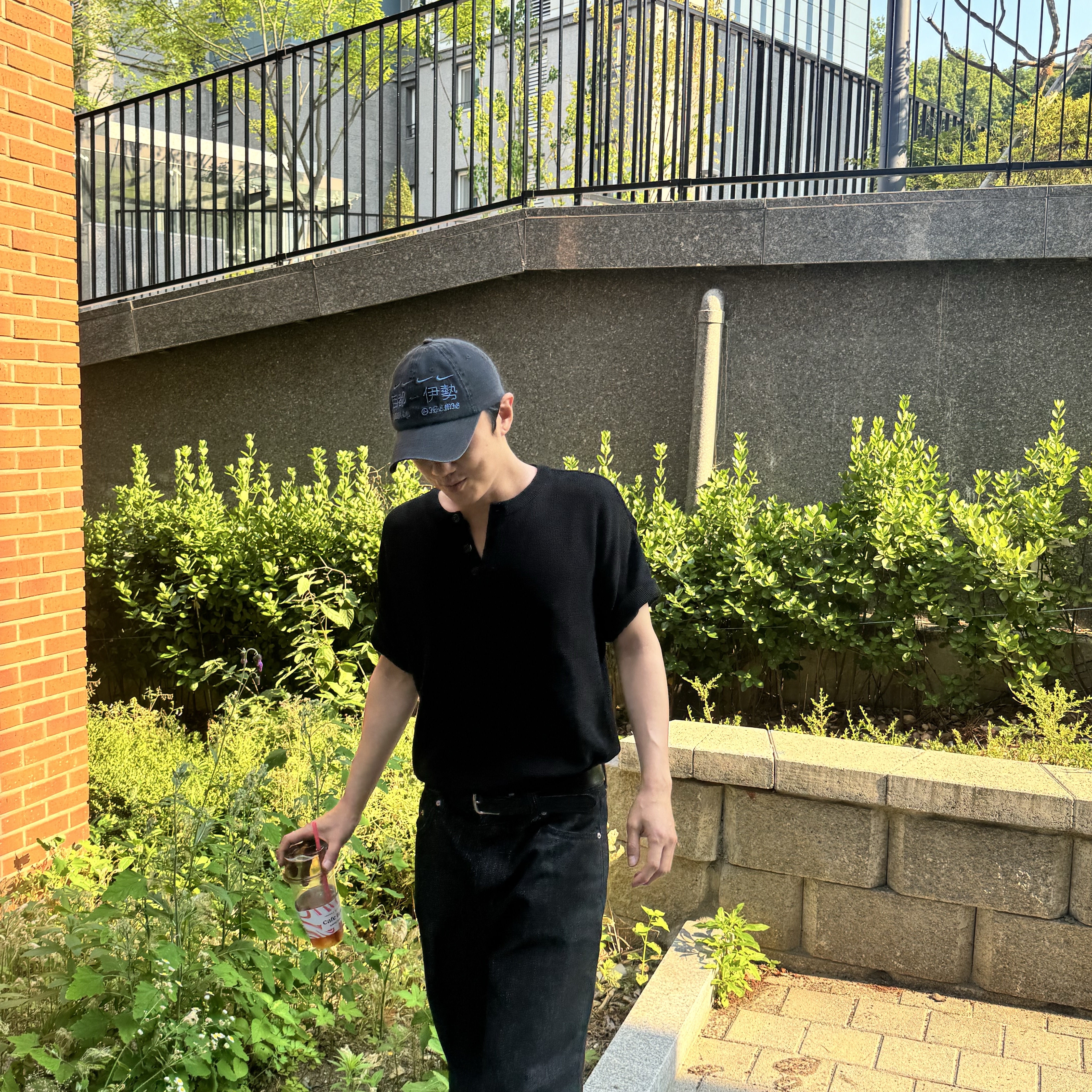 Knitted Coolever Henley Neck Half Sleeve Knit Black 착용 스타일 - 7