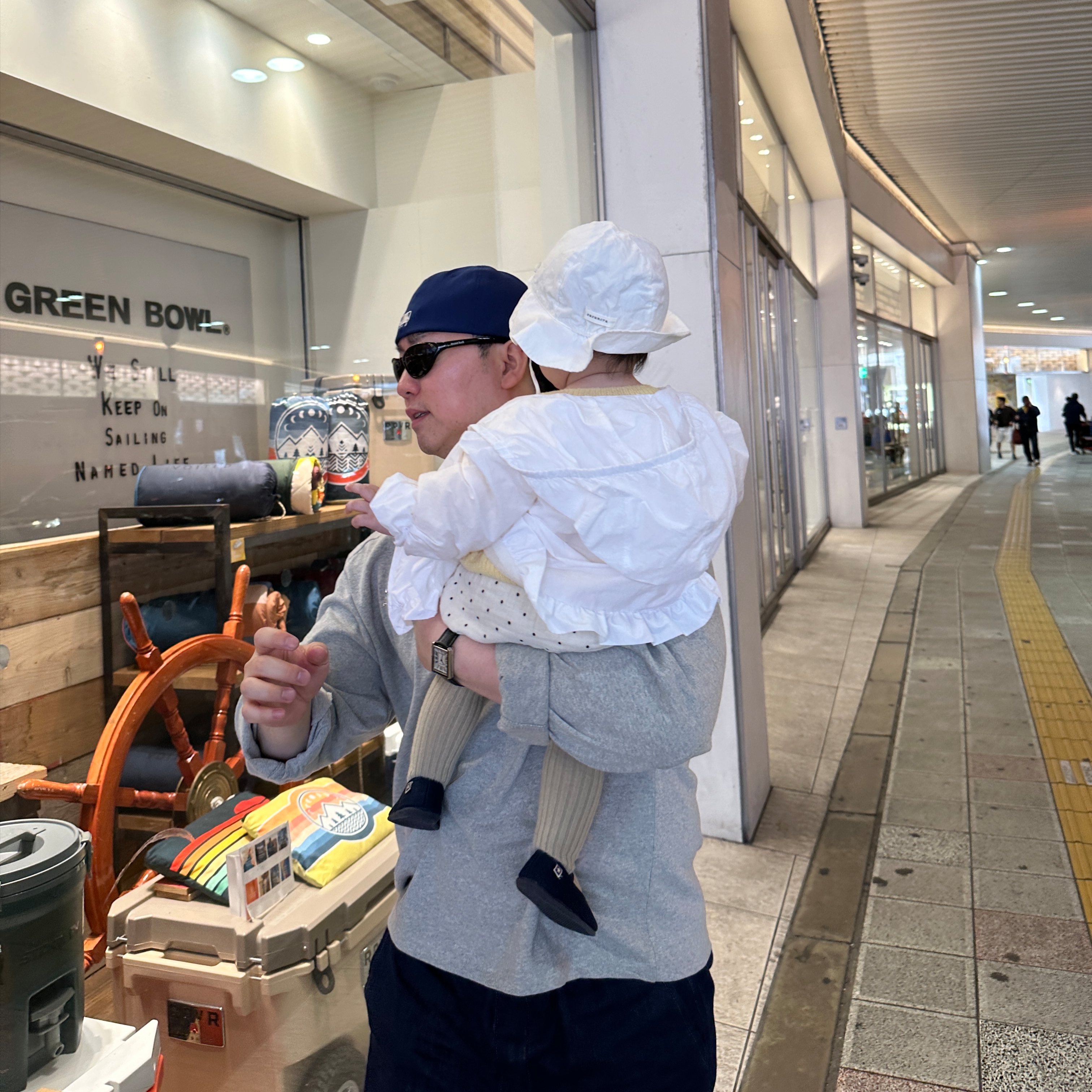 Montbell Trekking Glasses Black Grey, New Era 59Fifty MLB 2025 Player LA Dodgers Shohei Ohtani Fitted Cap Dark Royal 착용 스타일